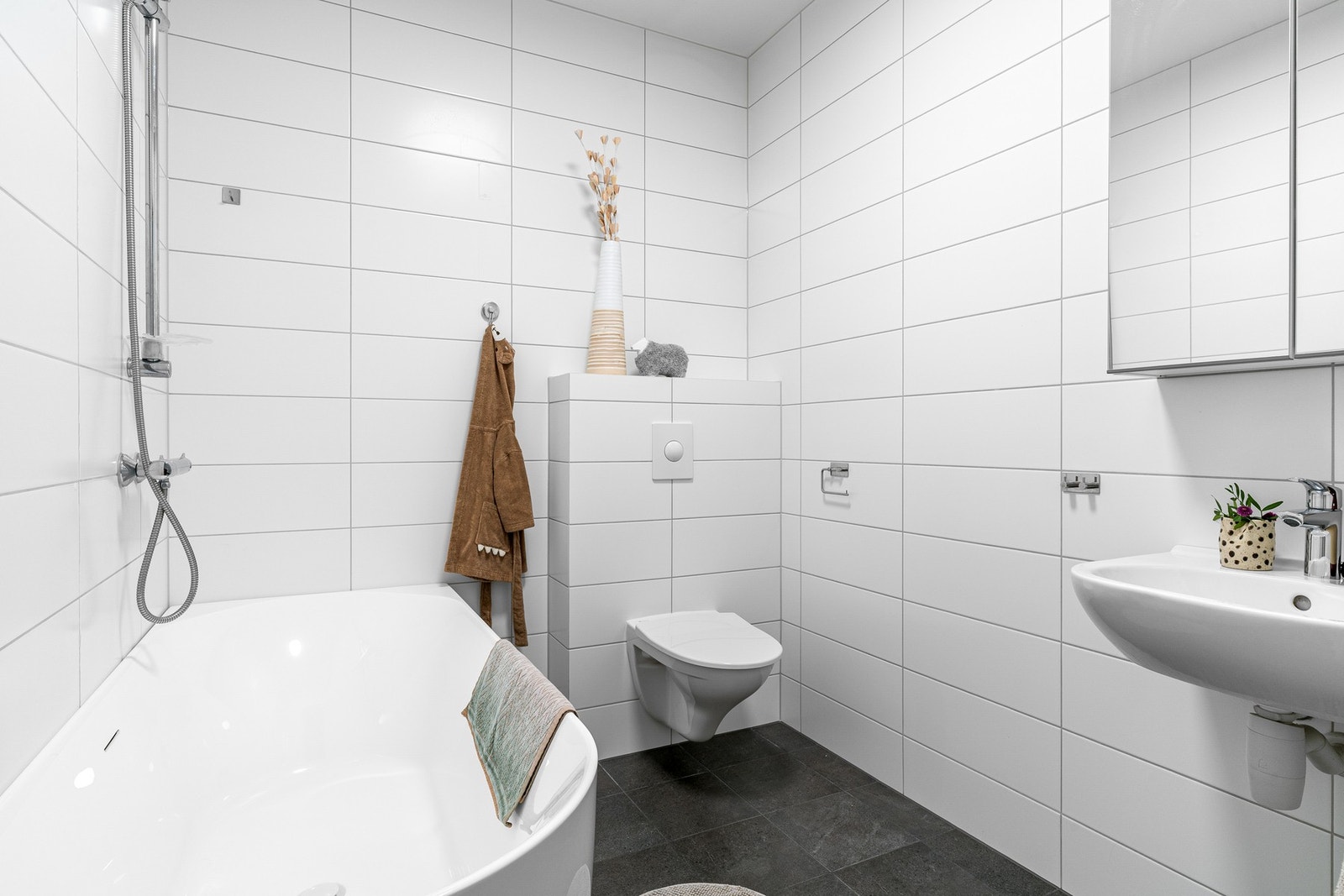 Badet i første etasje har fliser på både vegg og gulv. Galleribilde