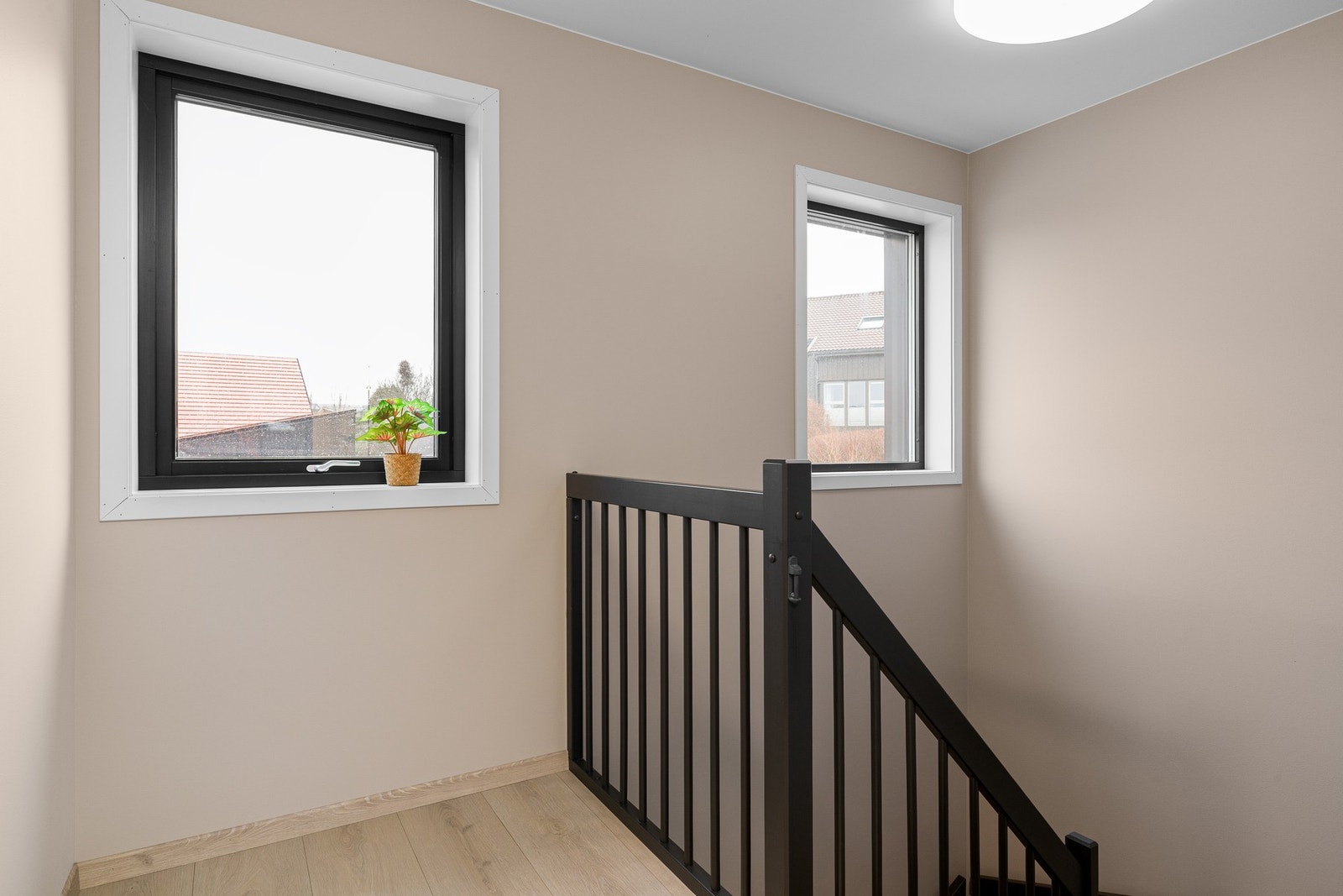 Fra stuen har man trappen som tar deg opp til boligens 2. etasje. Galleribilde