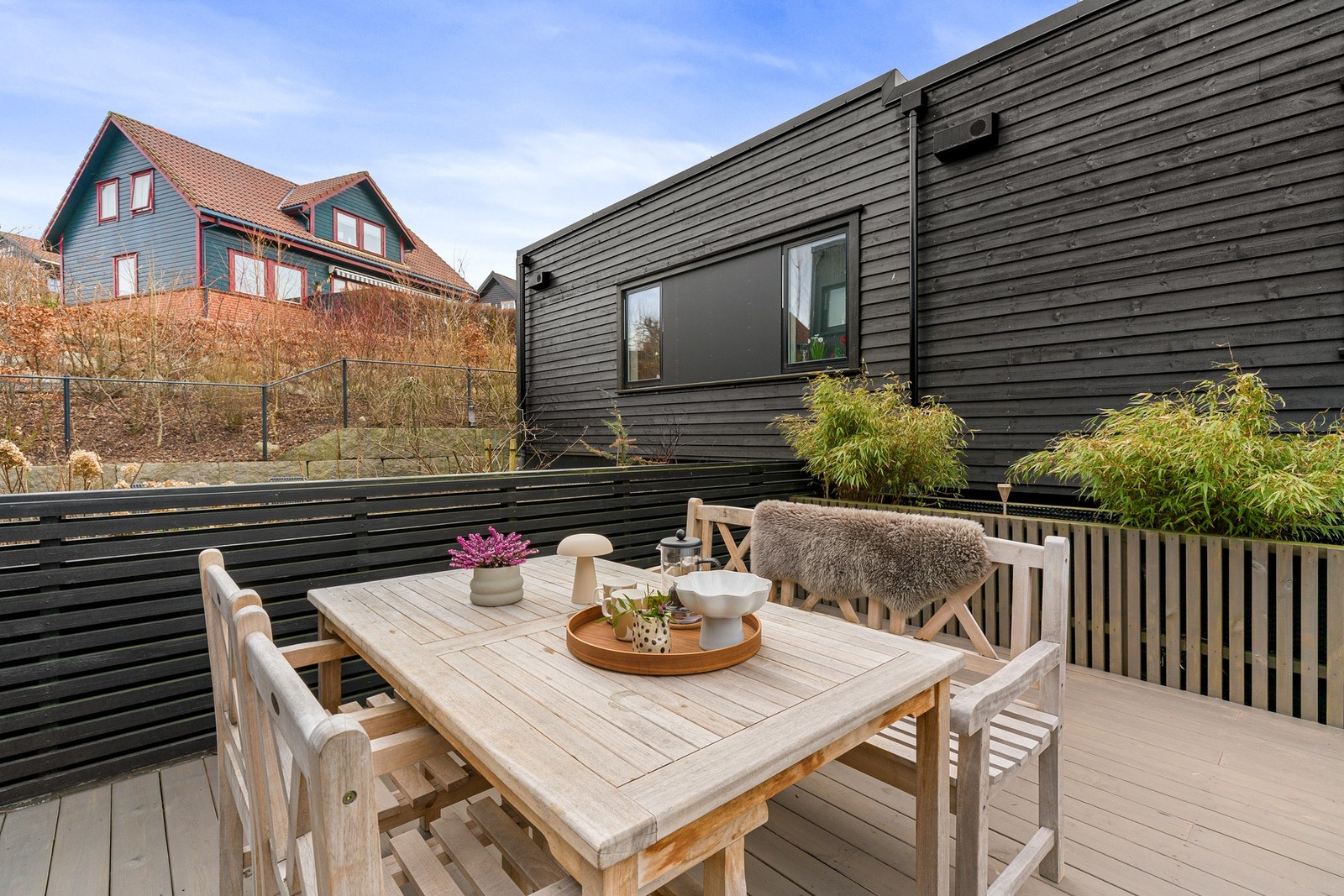 Frister det å nyte måltidene ute i frisk luft, er det kort vei fra kjøkkenet til uteområdet. Galleribilde