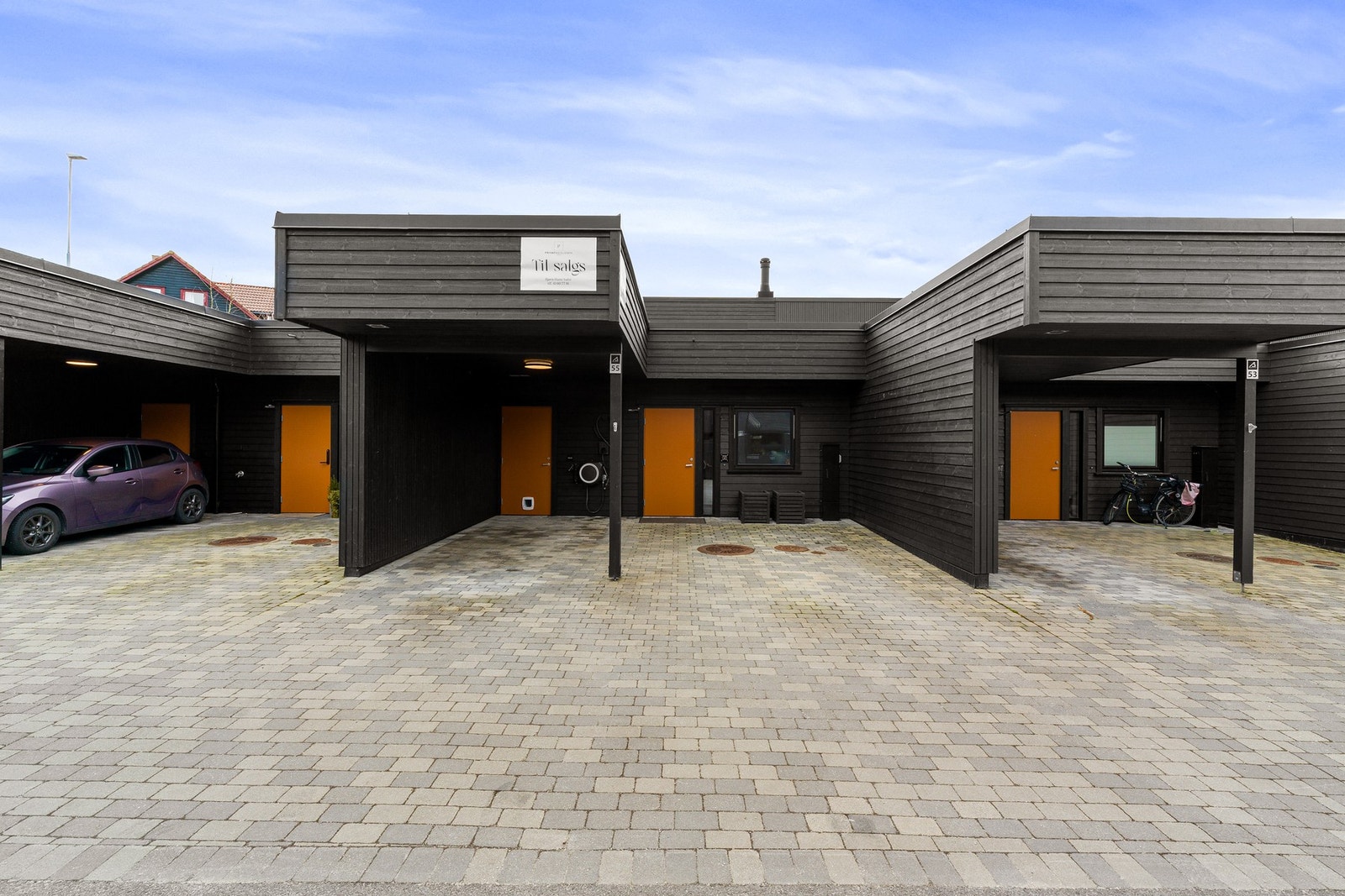 Boligen har parkering i carport og på egen gårdsplass. Galleribilde