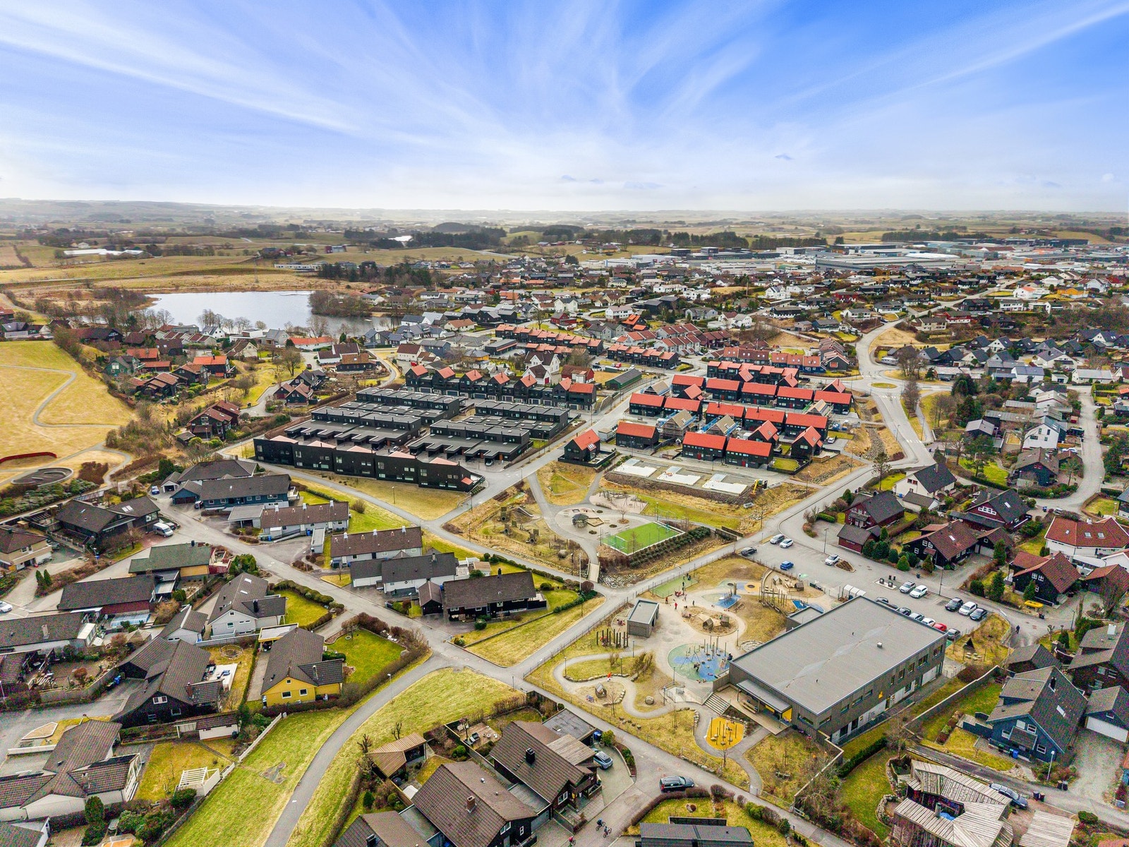 Eiendommen ligger i nærhet til det populære turområdet "Tjødnå". Samtidig har en kort vei til andre flotte turområder som kan benyttes gjennom hele året. Galleribilde