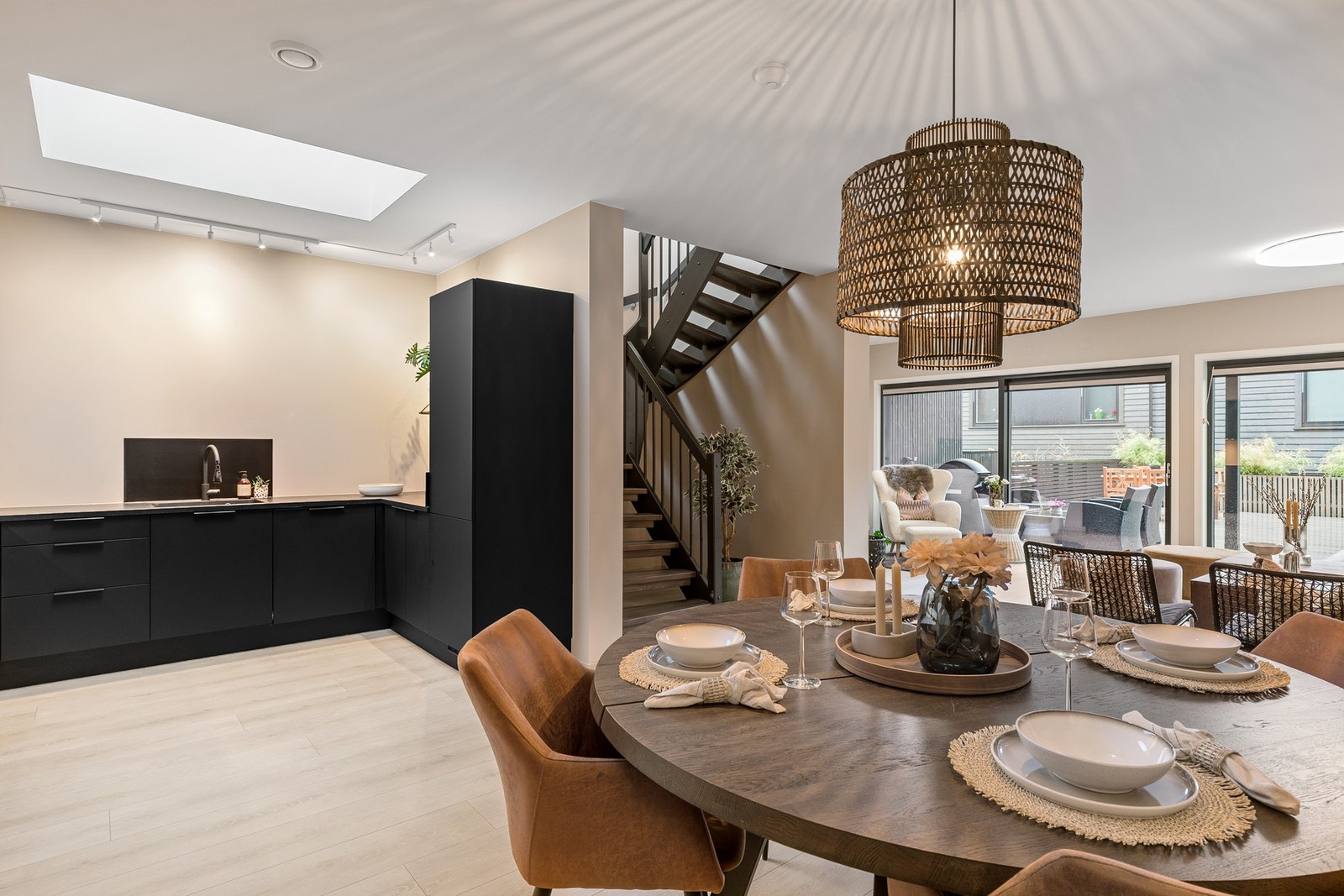 I forlengelse av kjøkkenet har man god plass til spisebord. Galleribilde