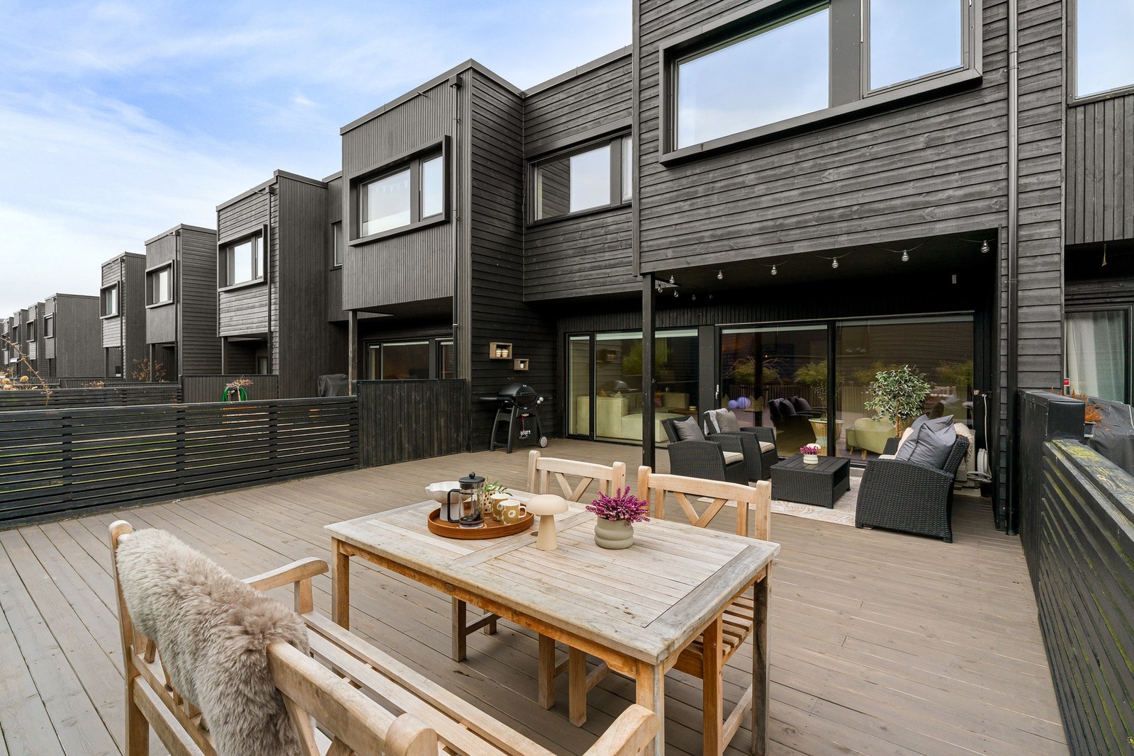 Tomten fremstår som velholdt og gjennomtenkt, godt tilrettelagt for både sosiale sammenkomster, rolige uteopphold og hverdagsliv. Galleribilde