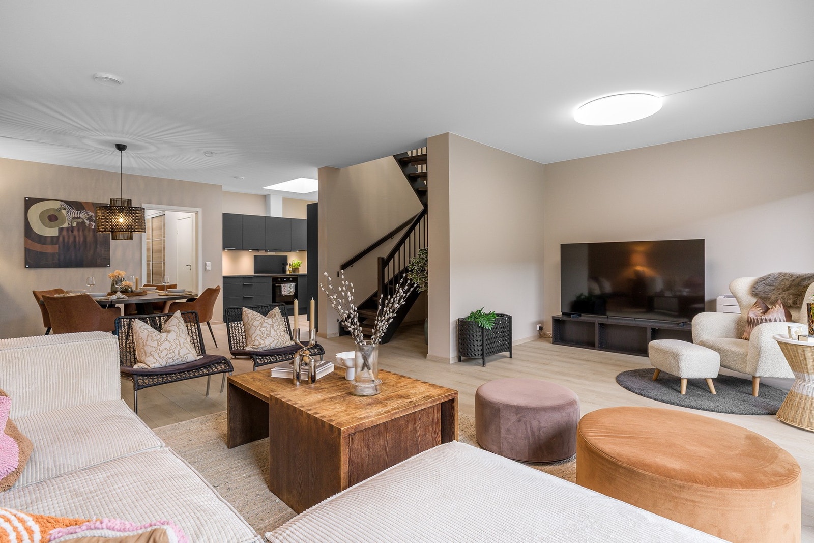 En åpen og sosial planløsning, perfekt for samvær og middager i hyggelige omgivelser. Galleribilde