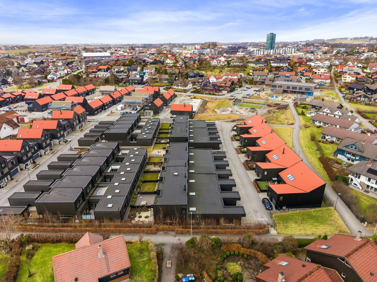 Området byr på offentlig kommunikasjon i form av buss og tog. Galleribilde