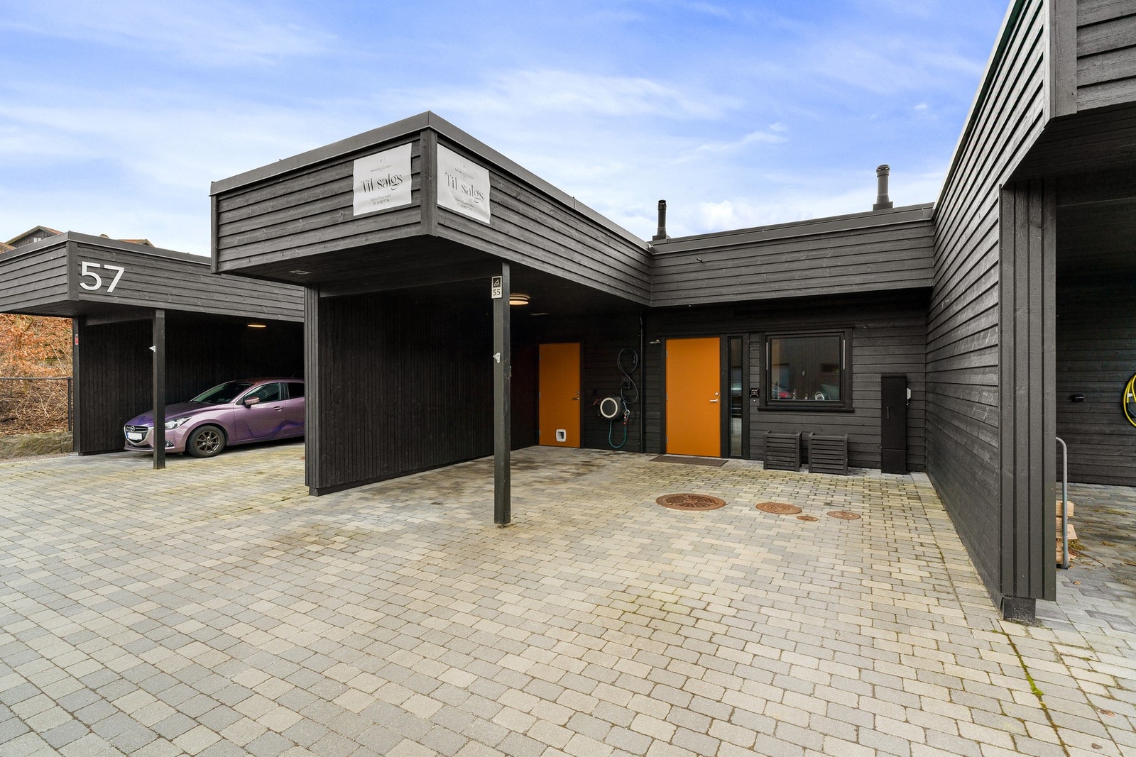 Tomten er pent opparbeidet med romslig gårdsplass opparbeidet med belegningsstein. Galleribilde