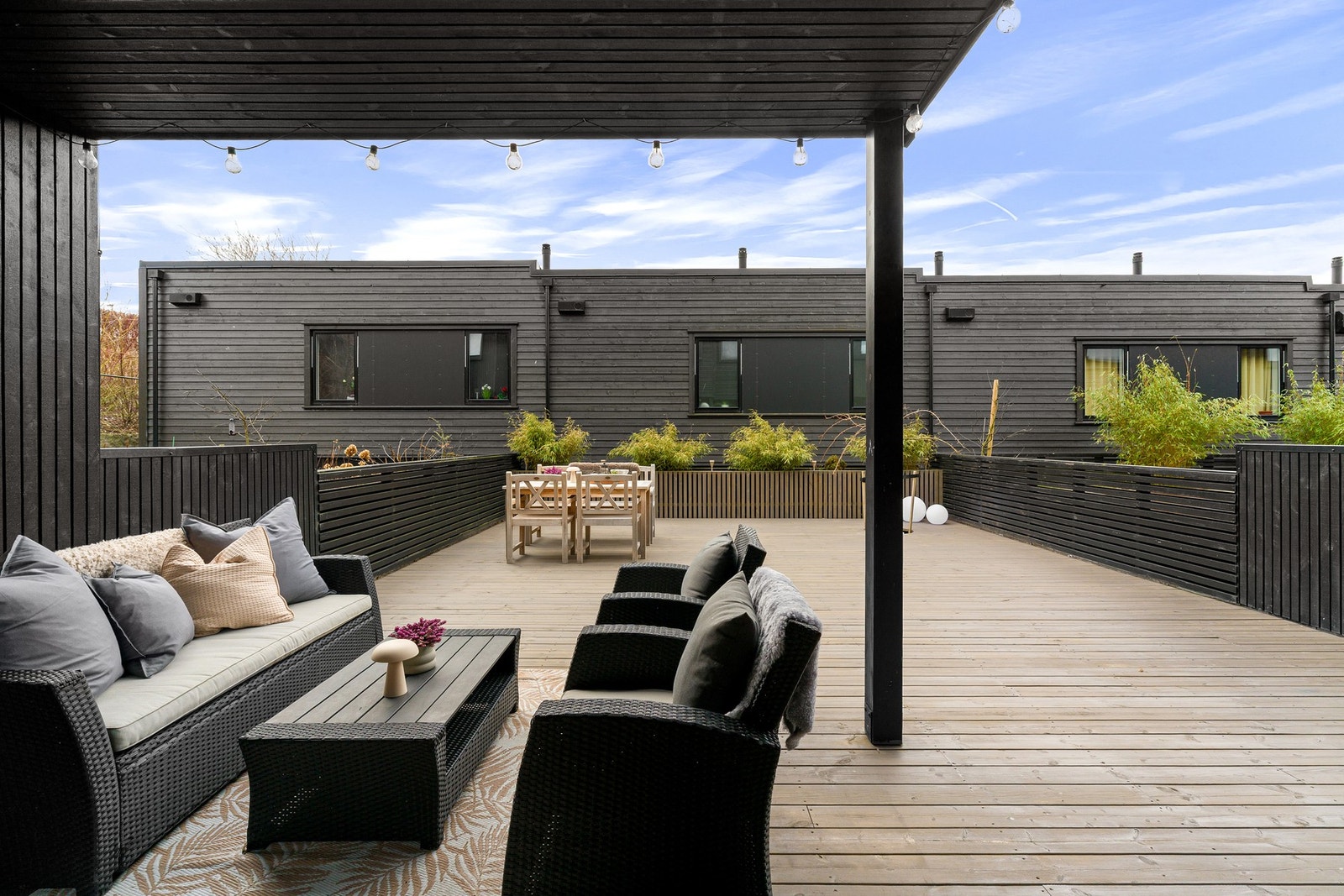 Terrassen gir rom for å møblere i flere soner. Galleribilde