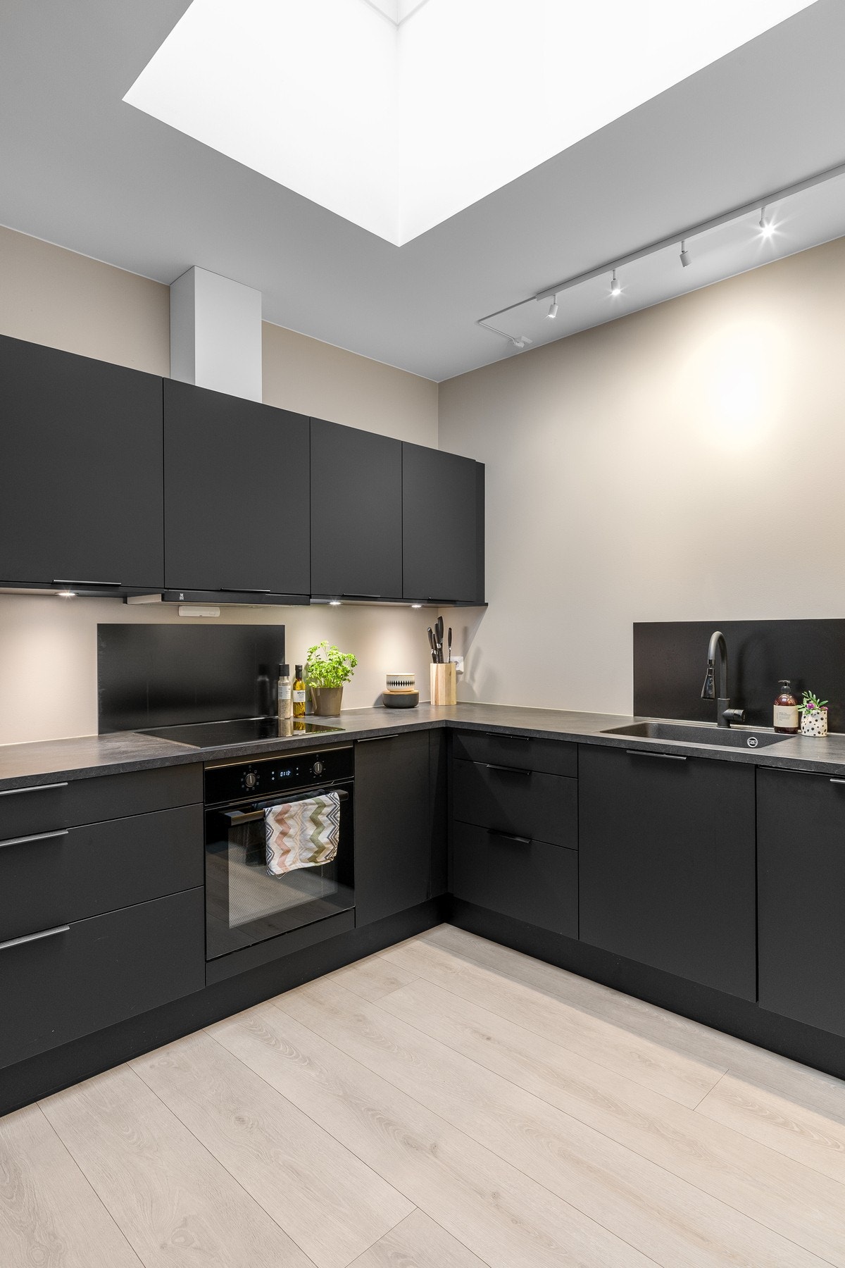 Her har man godt med både skap- og skuffeplass, samt romslige og funksjonelle arbeidsflater på benk. Galleribilde