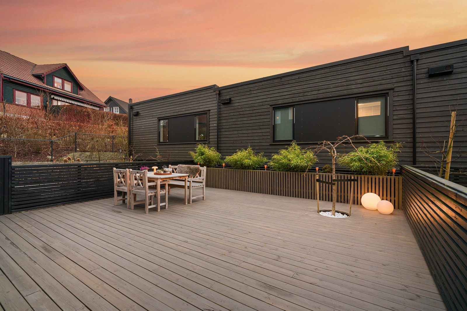 Uteområdet er tilrettelagt med en romslig terrasse og blomsterkasser som gir mulighet til å plante etter eget ønske. Galleribilde