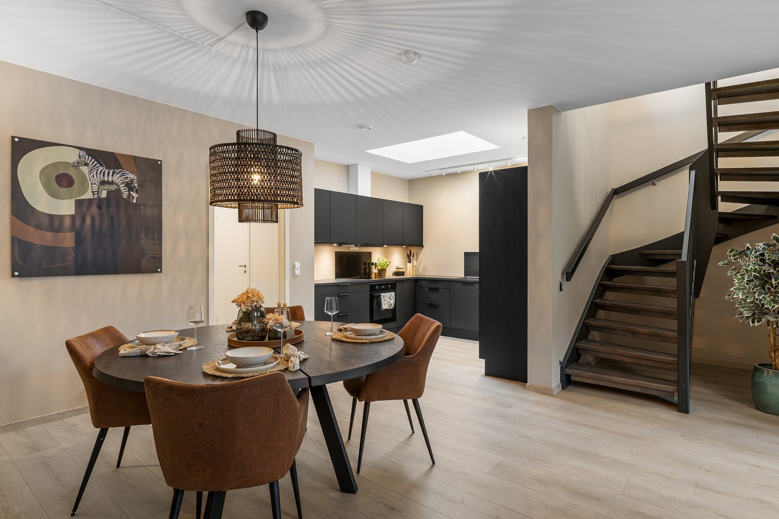 Den åpne løsningen mot spiseområdet skaper en sosial atmosfære, perfekt for både til hverdags og når du har gjester. Galleribilde