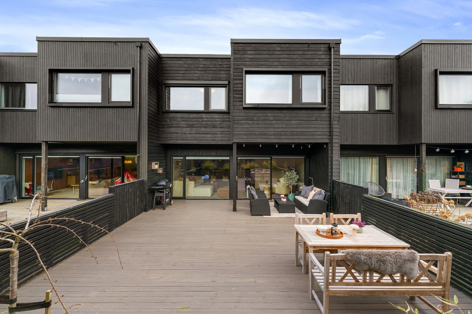 Fra eiendommen er det gangavstand til Rosseland barneskule, Bryne barneskule, Bryne ungdomsskule og Bryne videregåande skule. På Bryne er det flere barnehager, både kommunale og private. Galleribilde