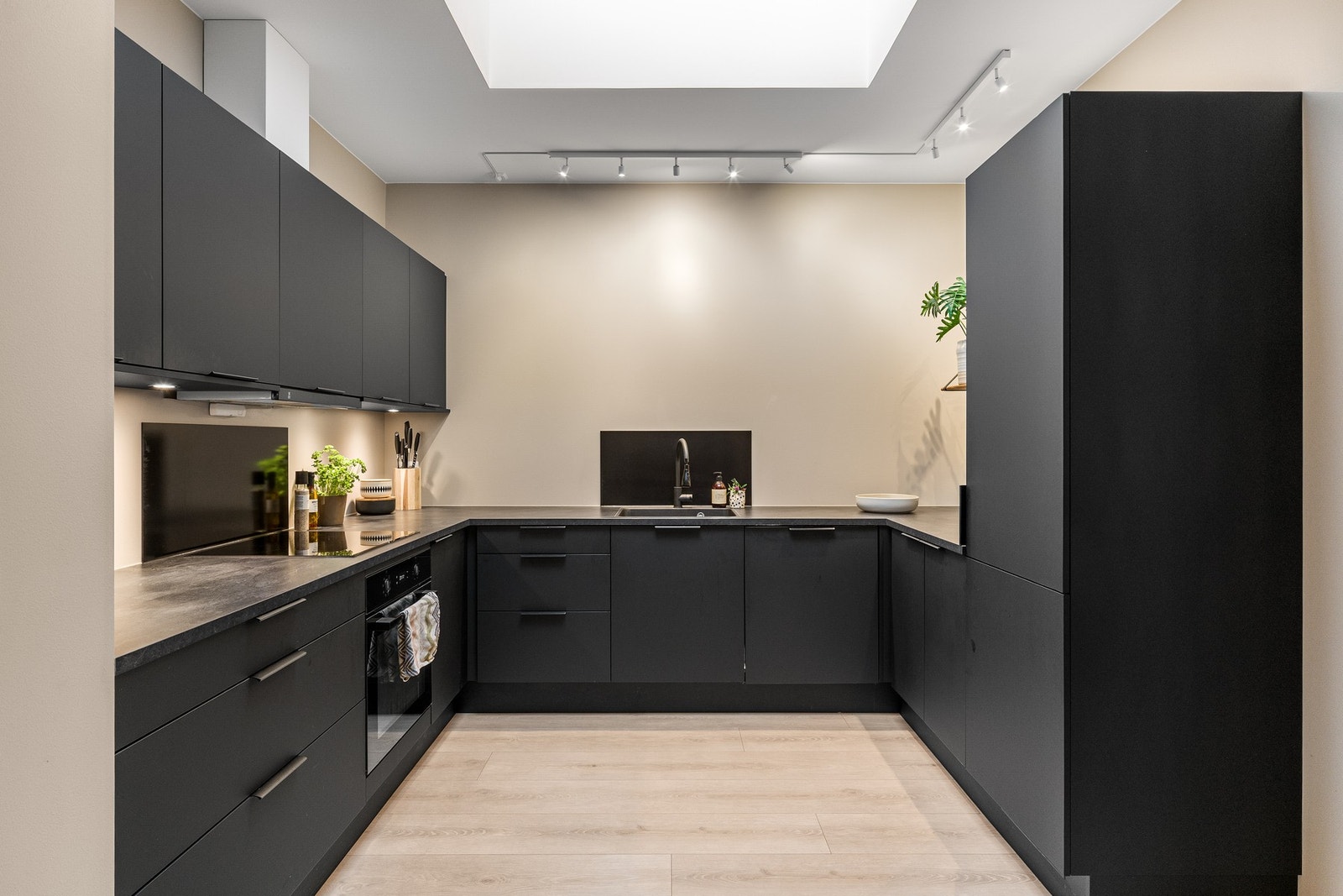 Boligen har et stilrent og funksjonelt kjøkken med moderne innredning. Galleribilde