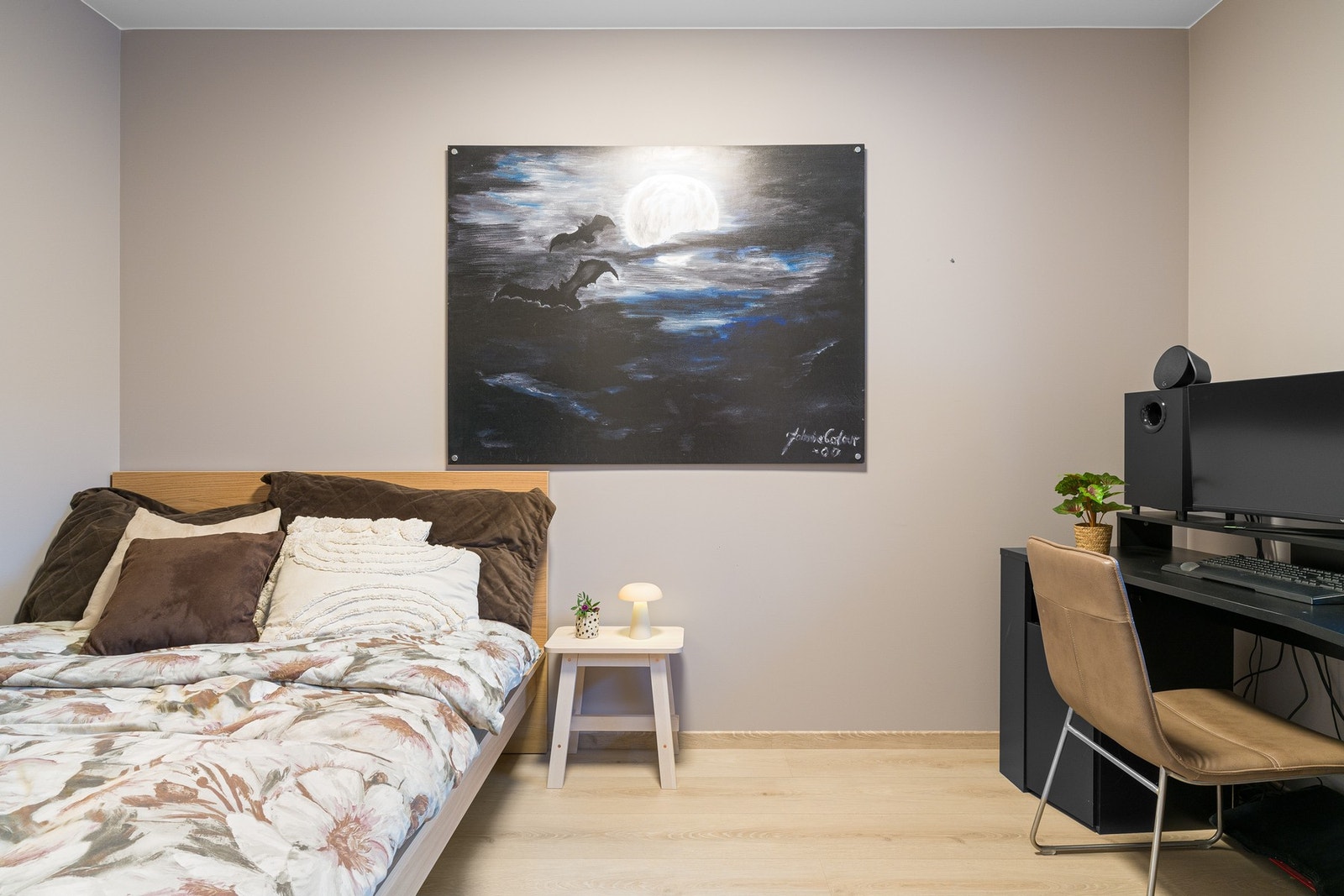 Boligen har totalt fire soverom. Tre av soverommene ligger i boligens 2. etasje, mens ett av soverommene er plassert i 1. etasje. Galleribilde