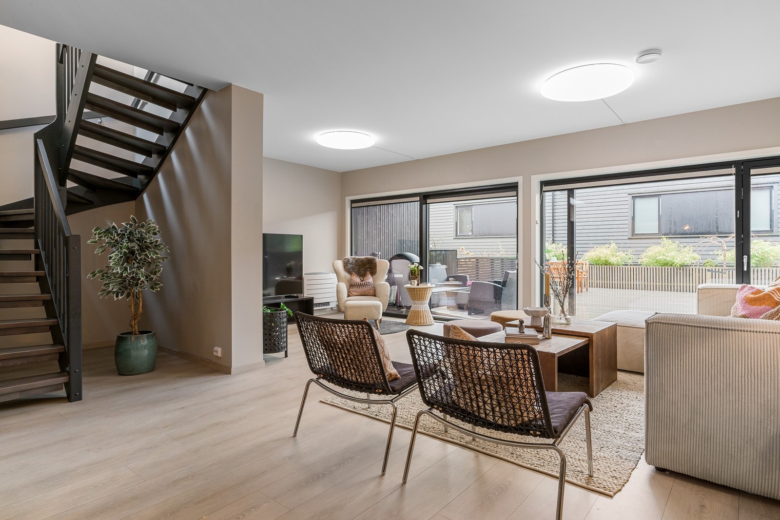 Her har man god plass til en komfortabel sofagruppe med TV-seksjon, samt spisebord. Galleribilde