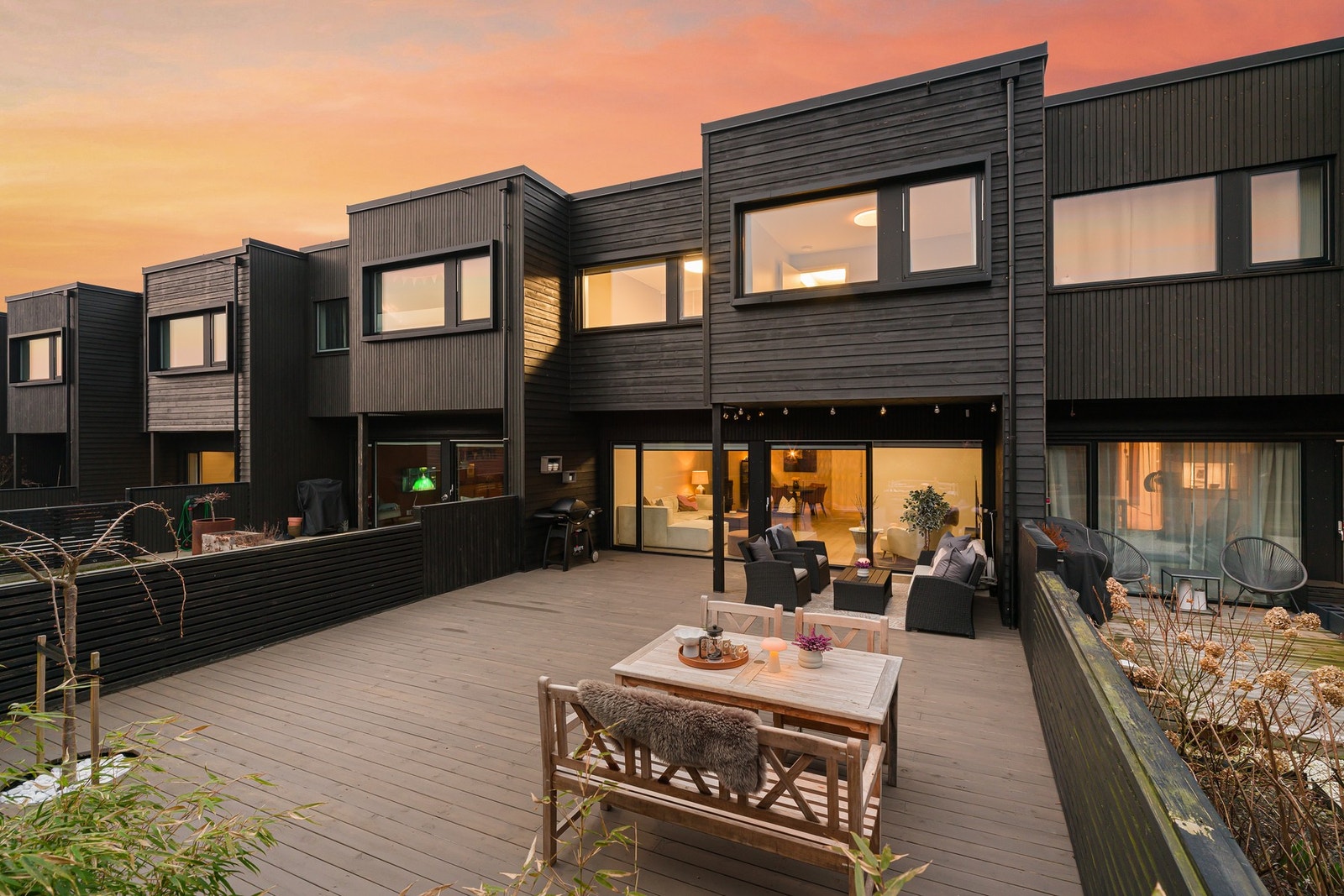 Boligen har et innbydende uteområde. Galleribilde