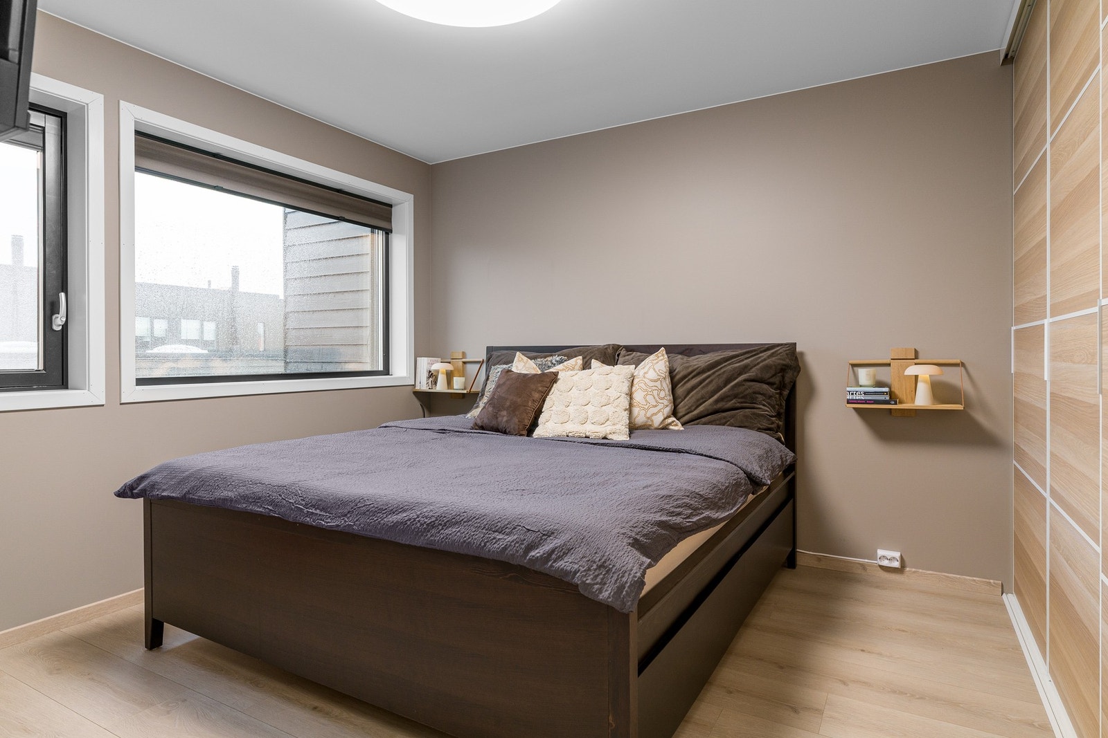 Hovedsoverommet gir plass til dobbeltseng og tilhørende møblement. Galleribilde