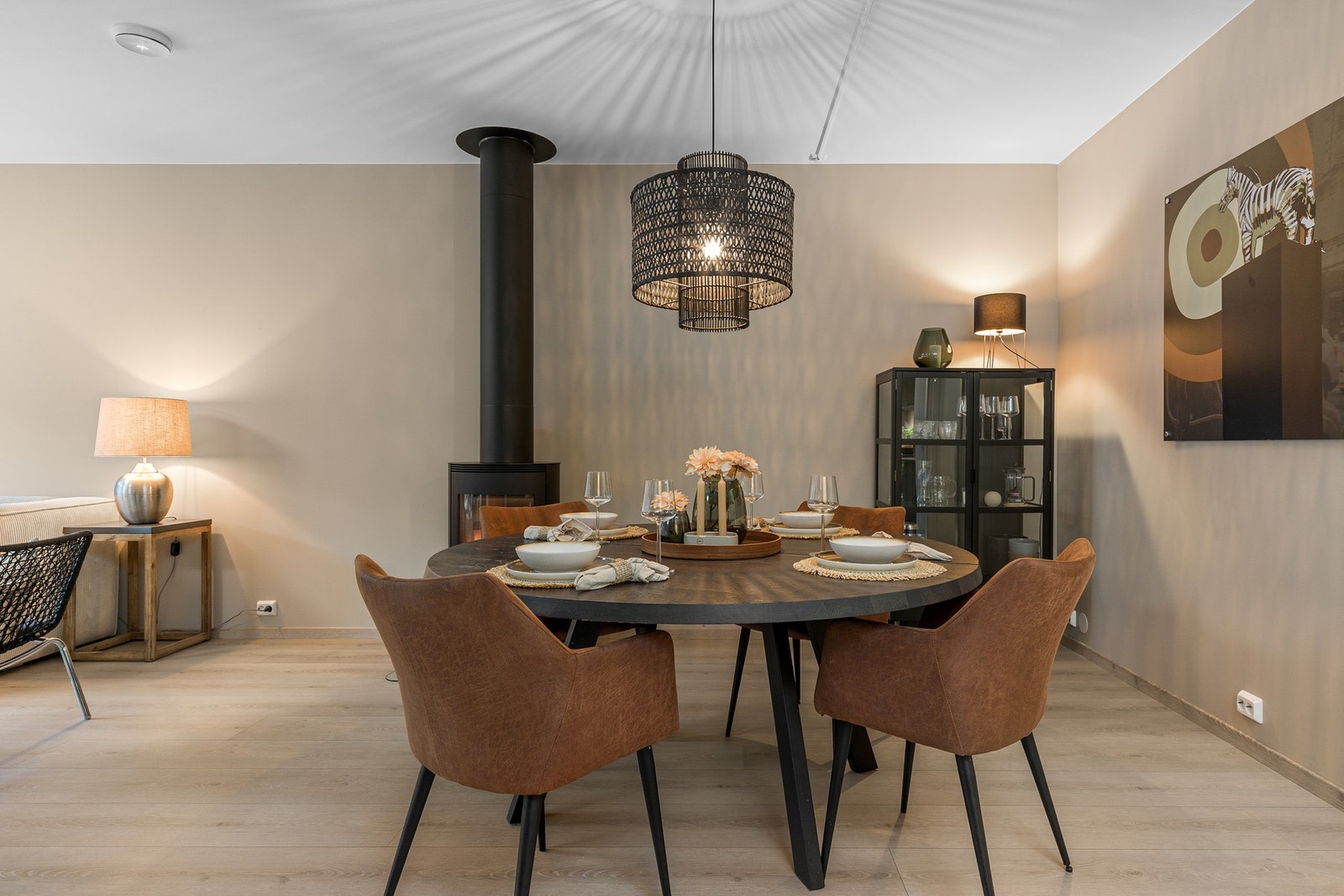 I stuen har man også en vedovn som skaper en lun atmosfære på kalde vinterkvelder. Galleribilde