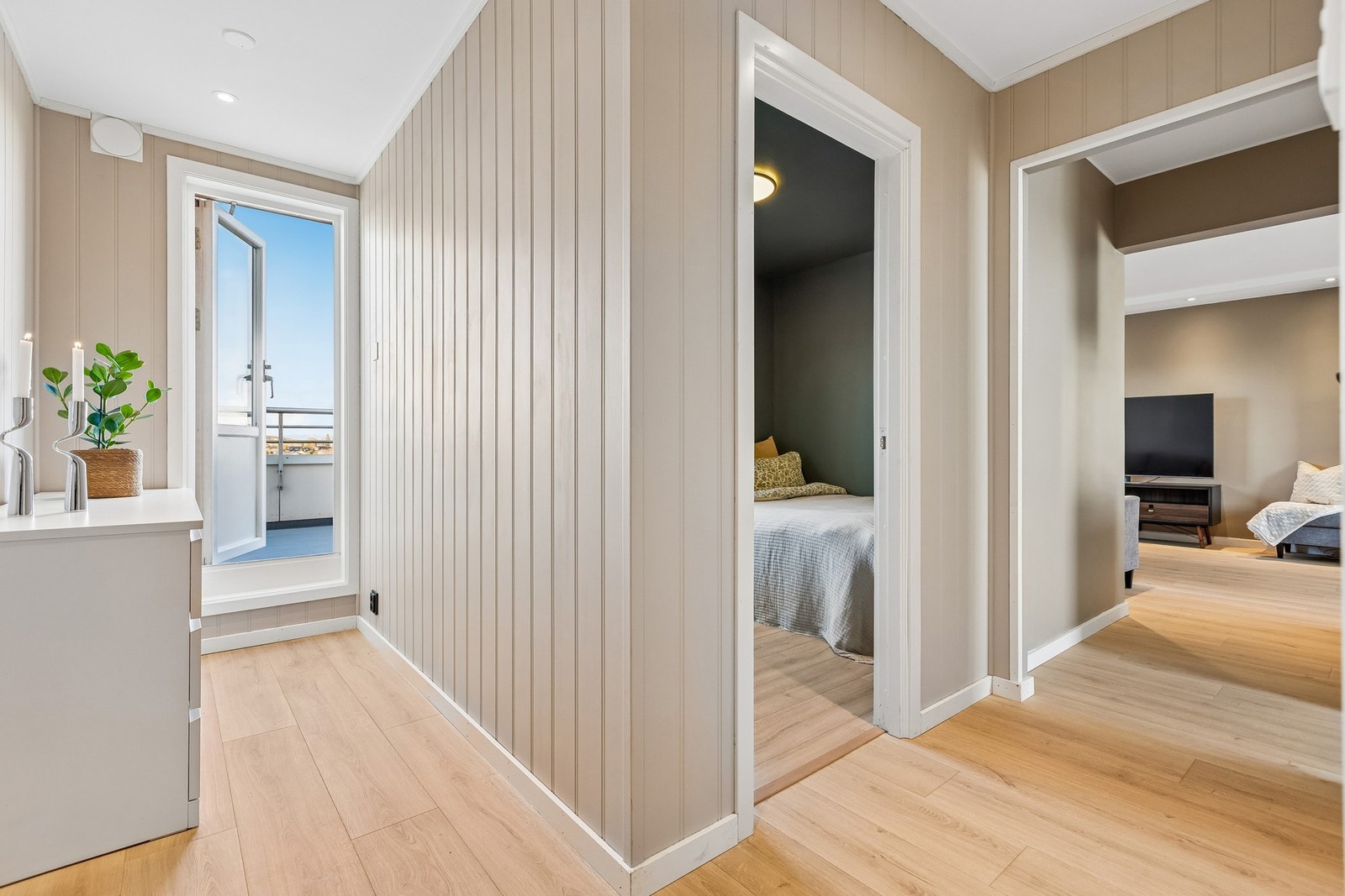 Vi ønsker velkommen inn i en lys og inbydende entré. Galleribilde