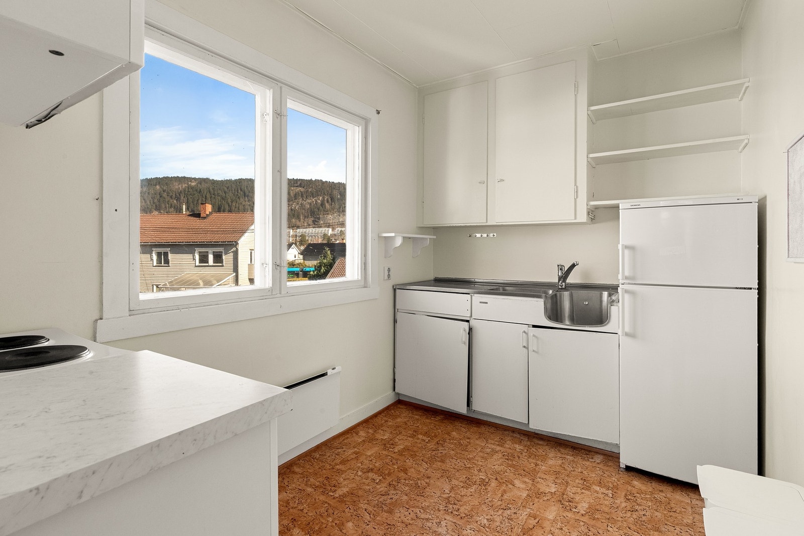 Kjøkken med glatte fronter og laminat benkeplate. Galleribilde