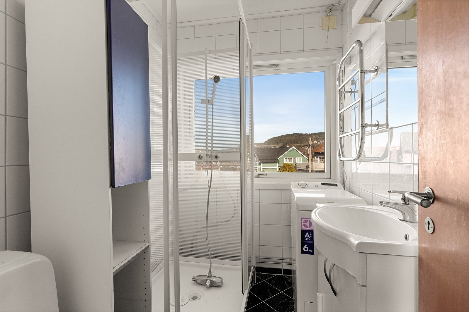 Bad med flislagte overflater, dusjkabinett og varmekabler. Galleribilde