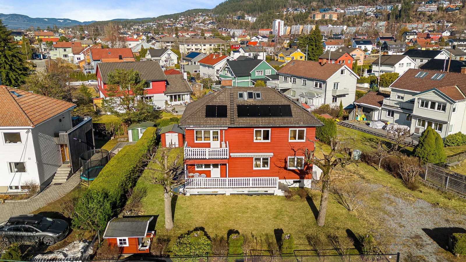 Eiendommen har svært gode solforhold, og det er solcelleanlegg på taket. Galleribilde