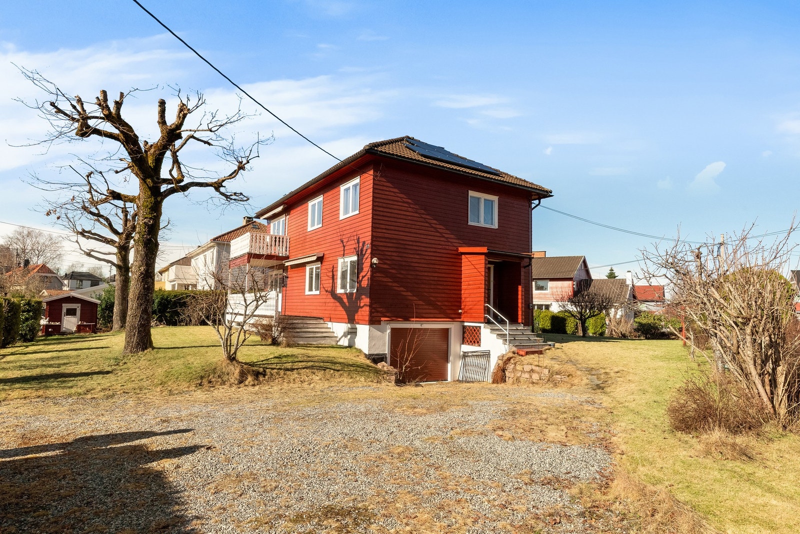 Hel tomannsbolig med stort potensial, beliggende på en solrik tomt med gode parkeringsmuligheter. Galleribilde
