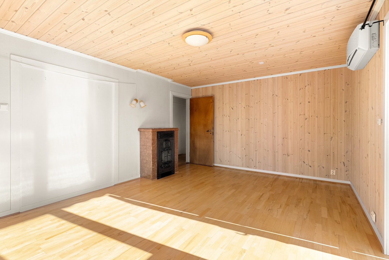 Også denne stuen har luft til luft varmepumpe og peisovn. Galleribilde