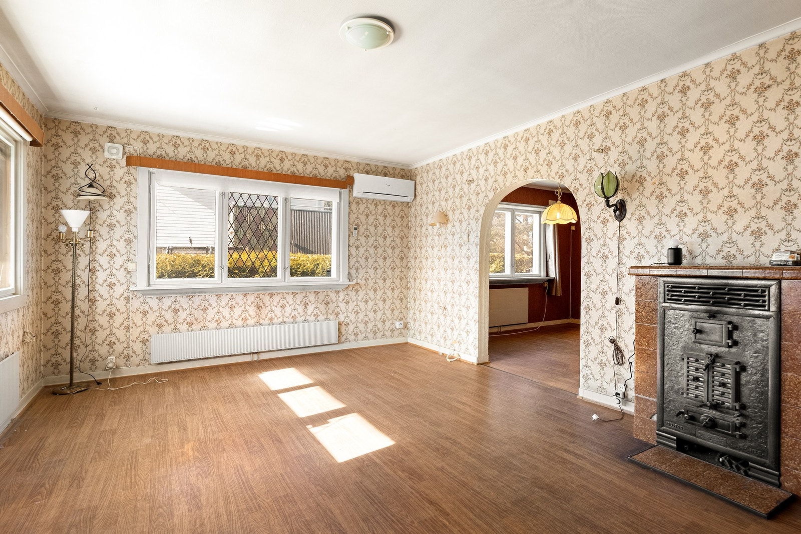 I stuen i 1. etasje er det både luft til luft varmepumpe og peisovn. Galleribilde