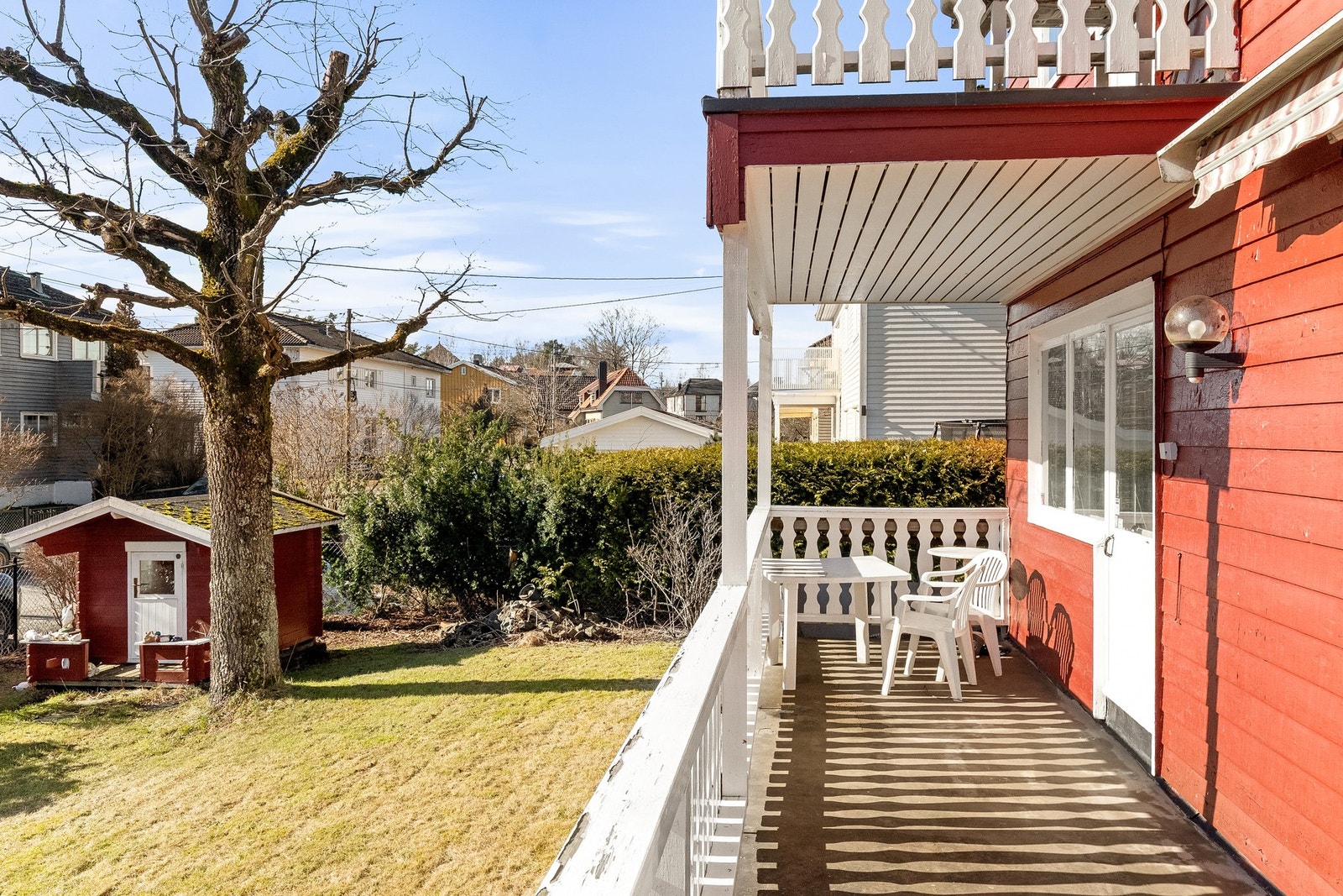 Verandaen er på ca. 15 kvm og har god plass til utemøblement. Galleribilde