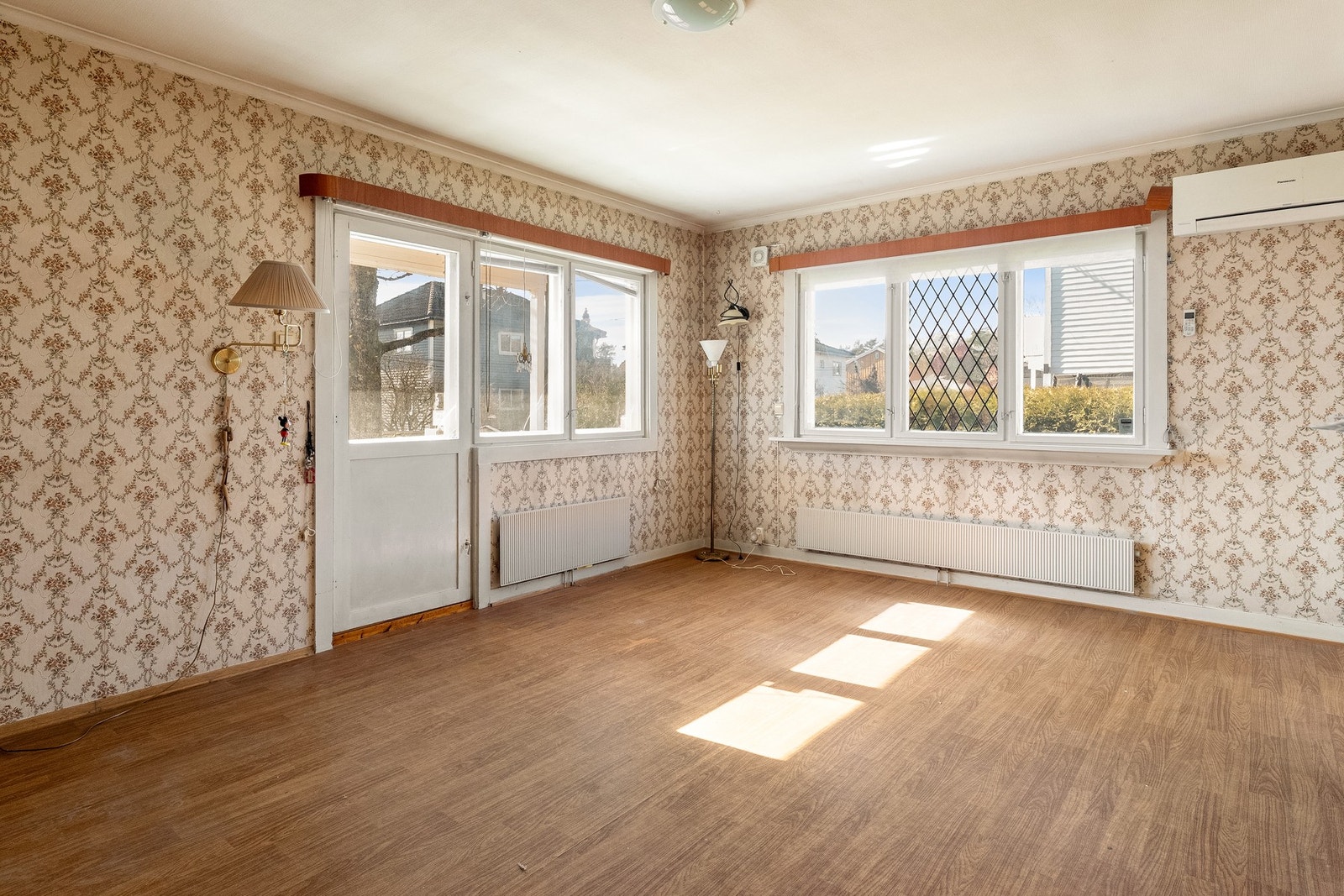 Boligen går over flere plan og fremstår med tydelig behov for oppgradering og modernisering. Galleribilde