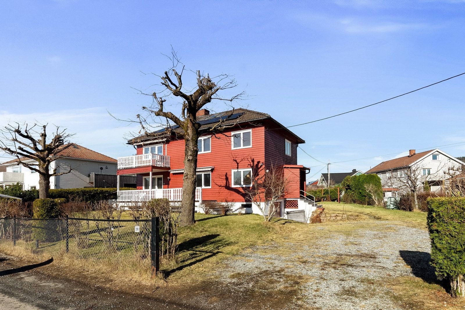 Det er rikelig med parkeringsmuligheter på egen tomt. Galleribilde