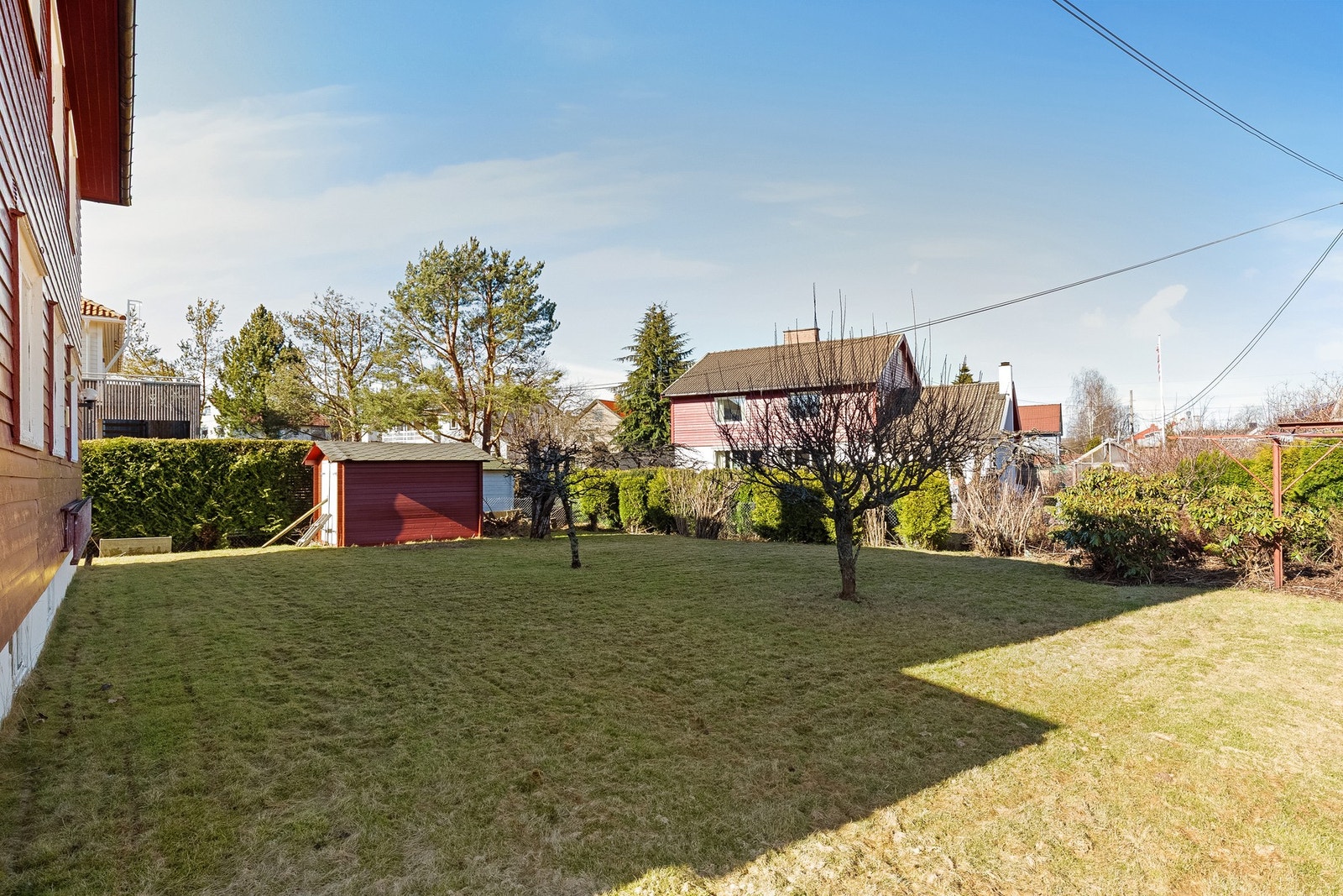 Plen med gode muligheter for lek og aktiviteter for barna, hagearbeid eller dyrking. Galleribilde