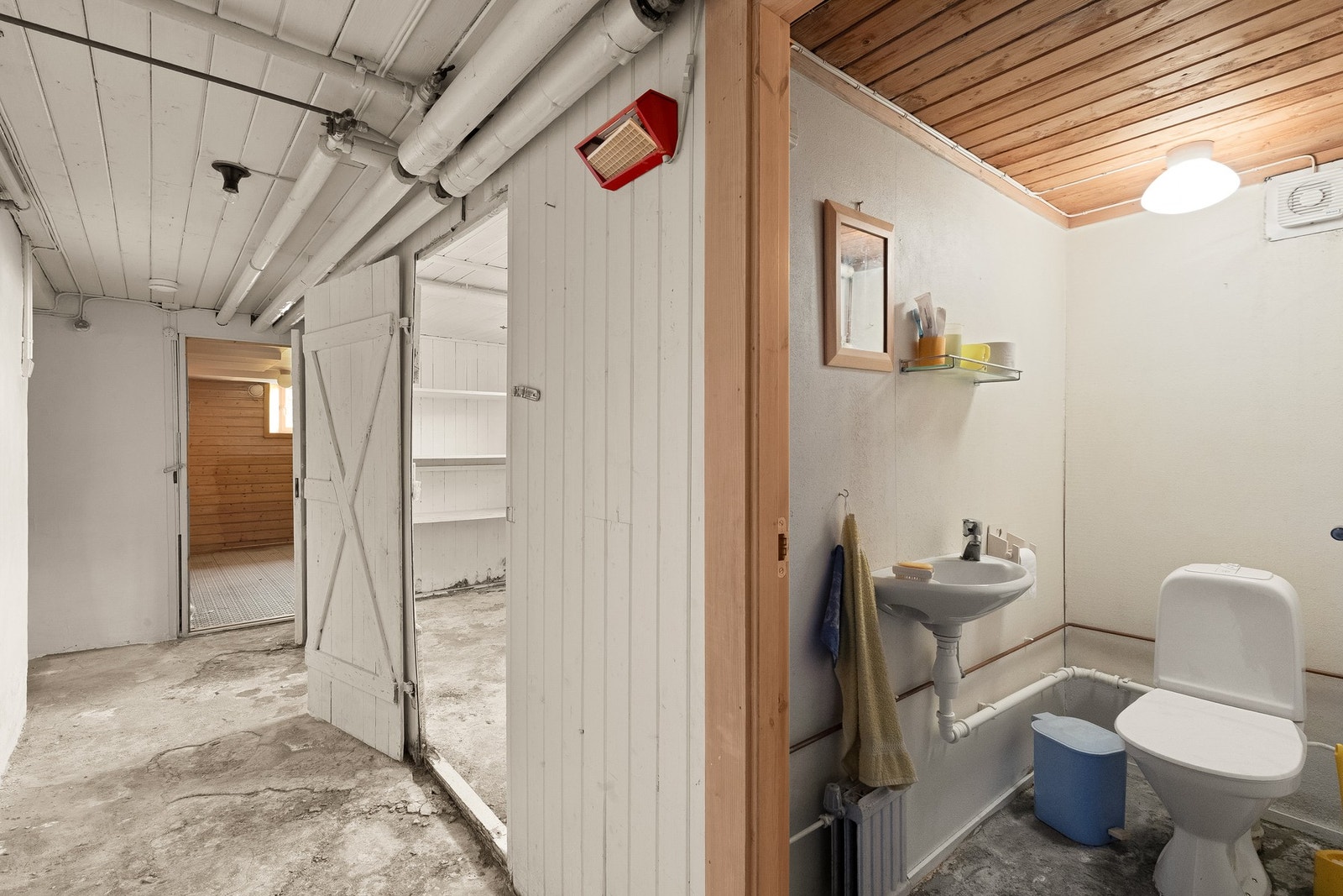 Kjelletasjen byr på gang, wc, bod, innredet rom, vaskerom, teknisk rom og garasjekjeller. Galleribilde