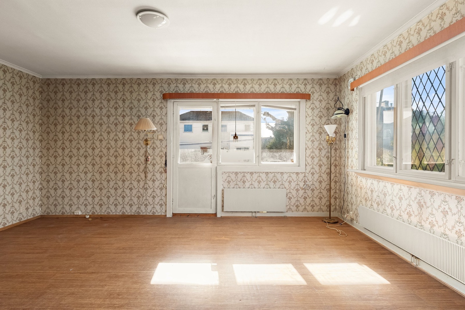 Den ene stuen i 1. etasje har utgang til veranda. Galleribilde