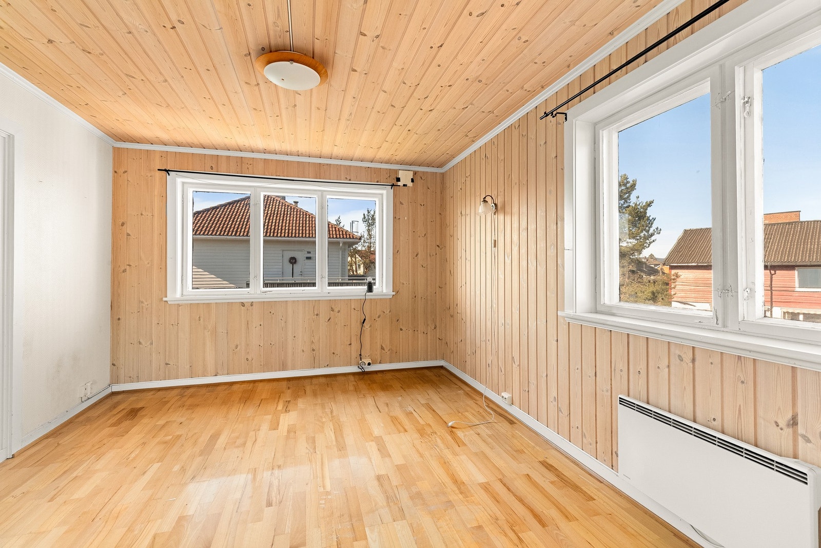 Etasjens andre stue med flere store vindusflater. Galleribilde