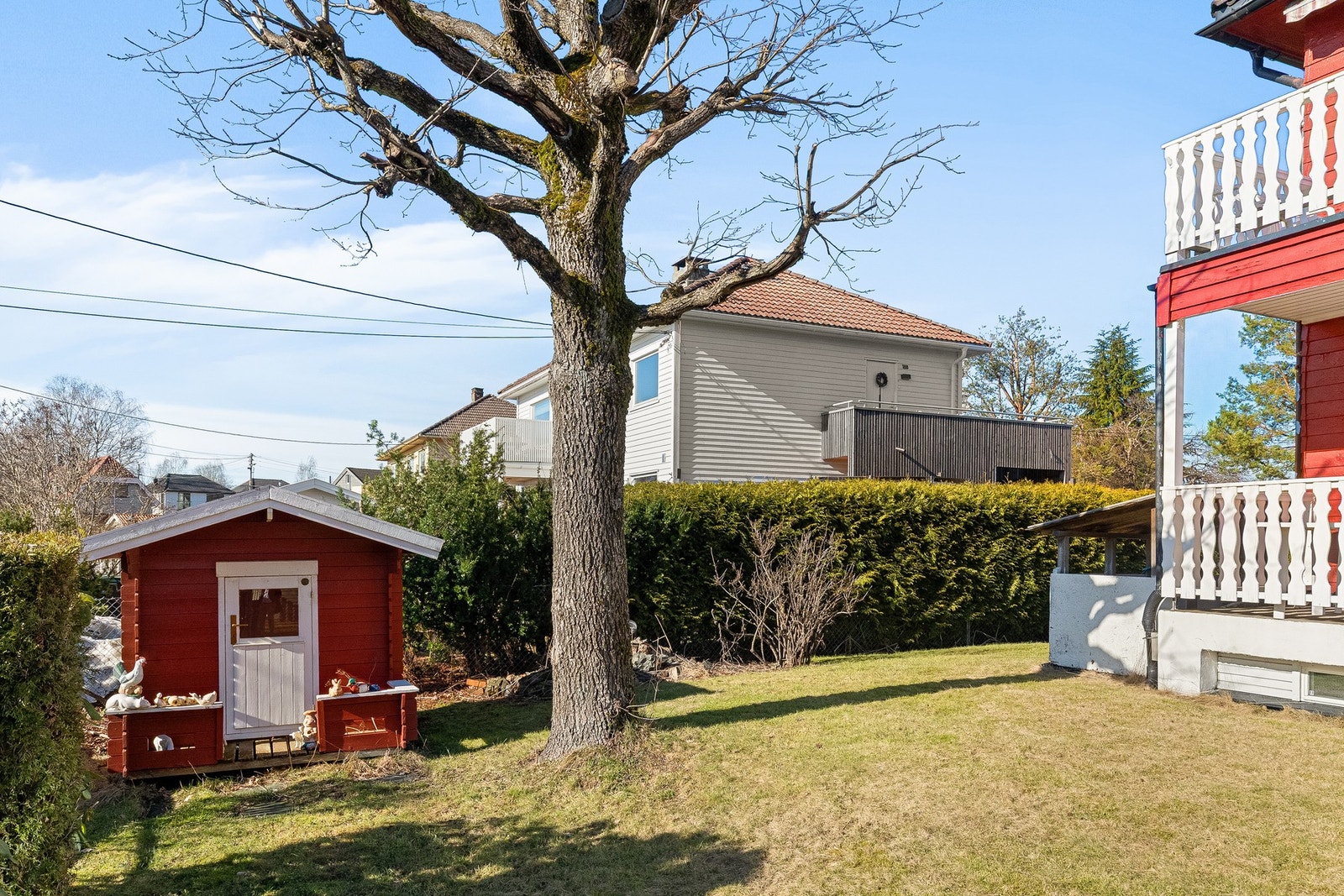 Det er trapp ned til den solrike hagen. Galleribilde
