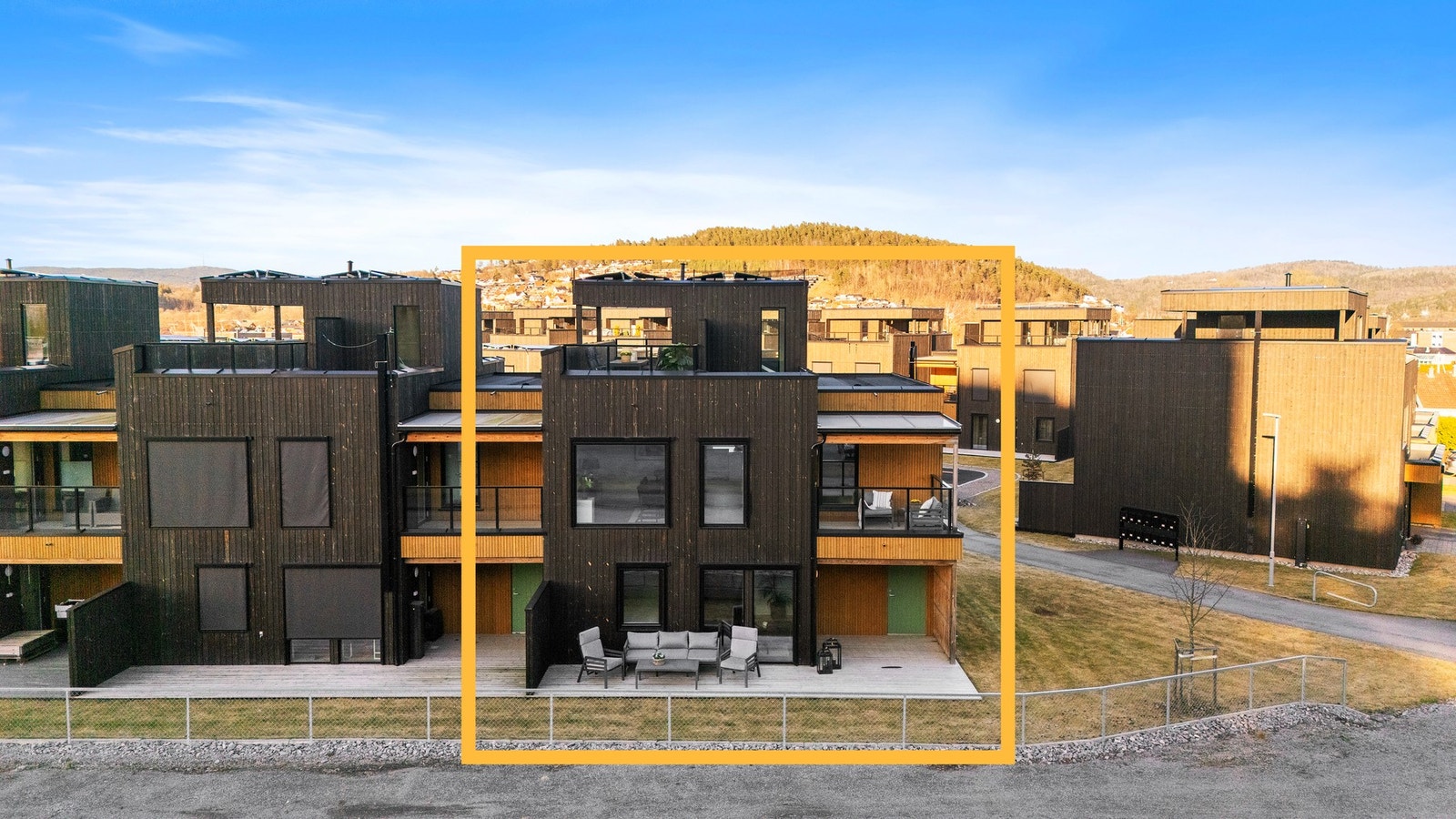 Boligen går over 3 plan og har en fin plassering ytterst på rekken. Galleribilde