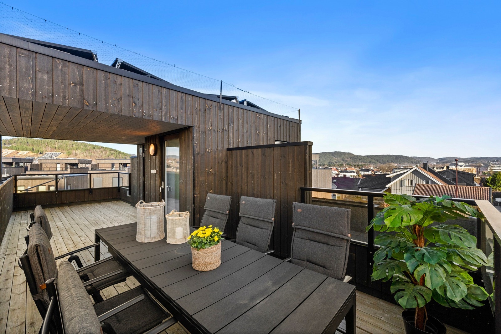 Via trapperom opp til øverste plan kommer man til en nydelig takterrasse med gode solforhold gjennom dagen. Galleribilde