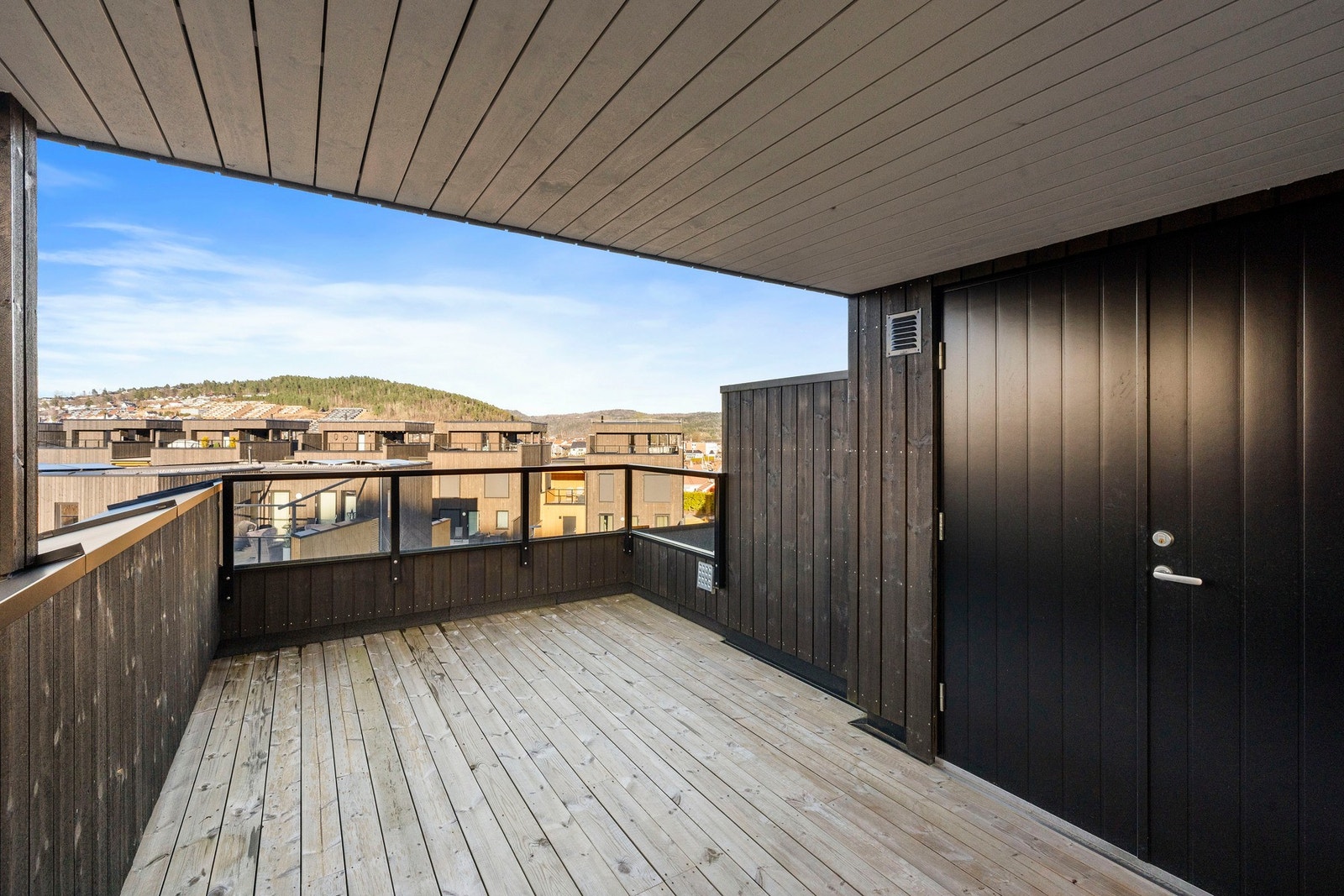 På plan en fantastisk solrik og privat takterrasse med praktisk lagringsbod. Galleribilde