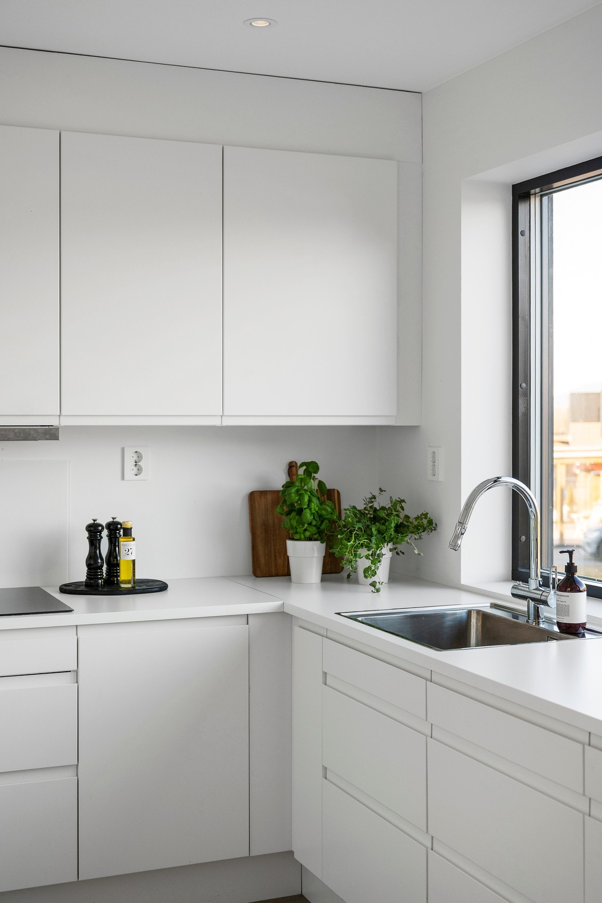 Innredningen har hvite, slette fronter og laminat benkeplate. Galleribilde