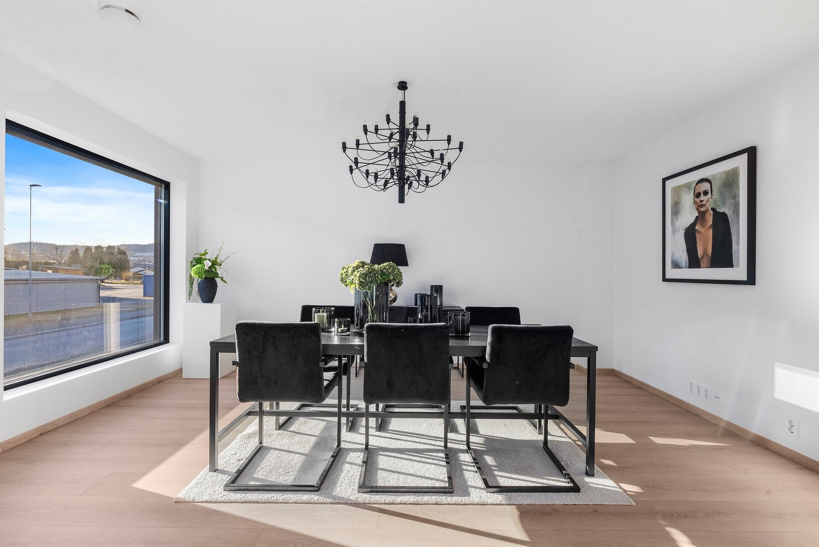Romslig stueområde med god plass til ønsket møblering. Galleribilde
