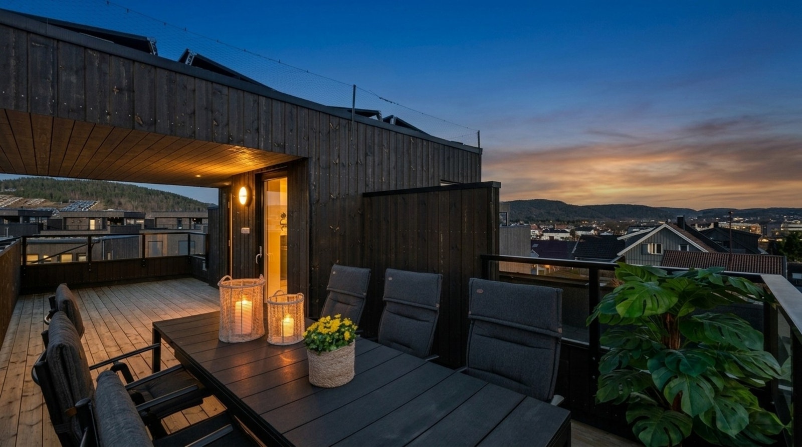 Nydelig, solrik takterrasse som innbyr til hyggelige sommerkvelder. Boligen har hele tre private uteplasser med fantastiske solforhold med en uteplass ut for hver etasje. Galleribilde