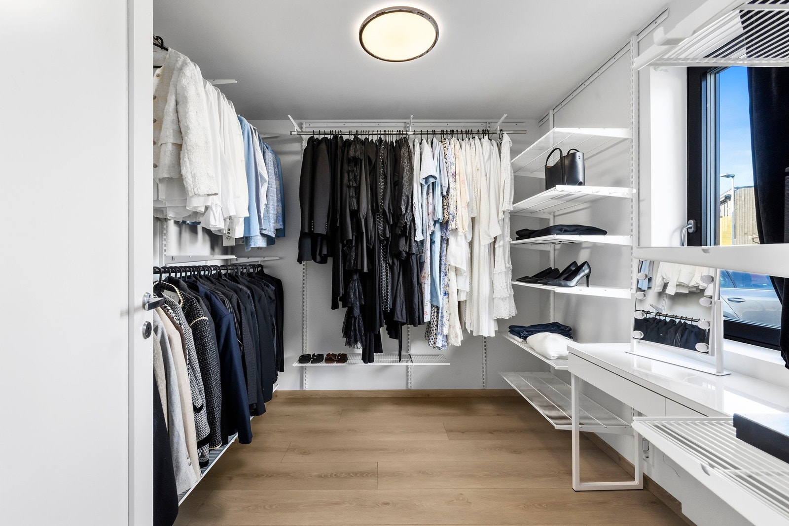 Det andre soverommet er innredet som omkledningsrom idag - men også et soverom. Galleribilde