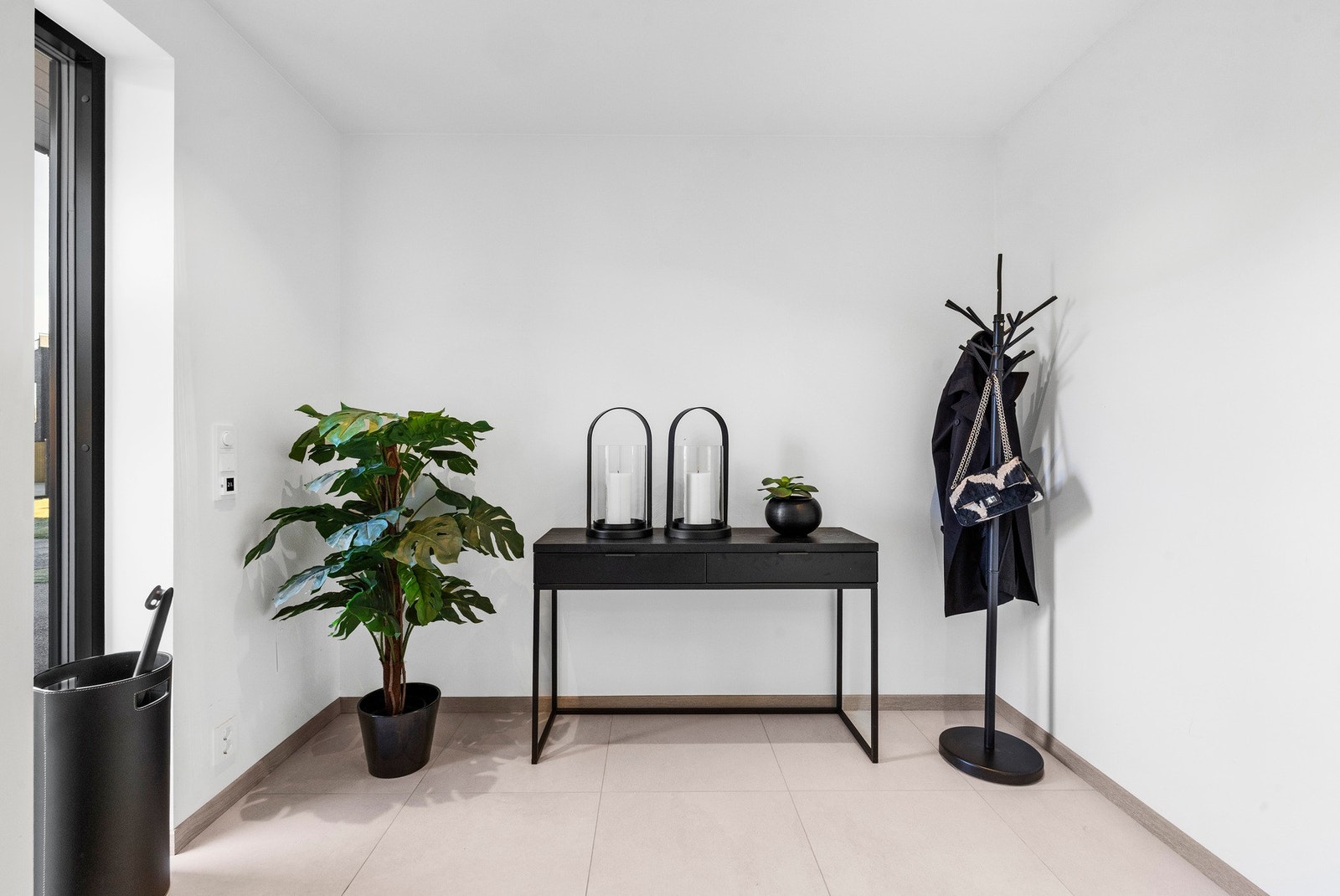 I gang er det flislagt gulv med varmekabler og god plass til å henge fra seg yttertøy og sette fra seg sko. Galleribilde