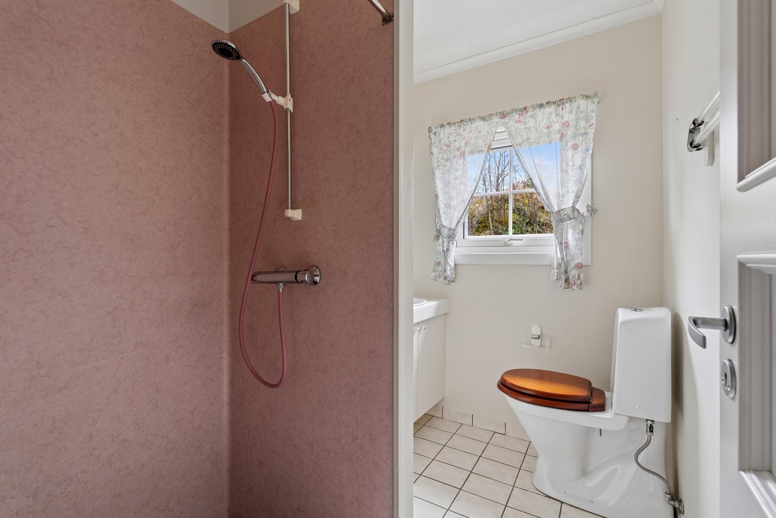 Bad med dusj i 2.etasje Galleribilde