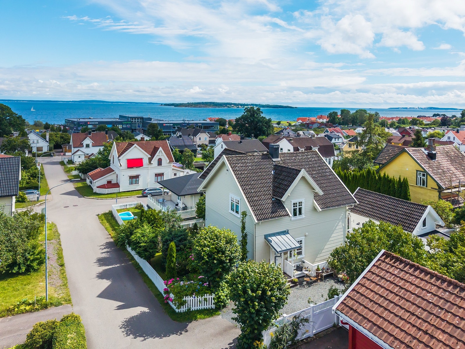 Beliggende på en hjørnetomt i et rolig boligstrøk - kort vei til Strandparken over gangbroa Galleribilde