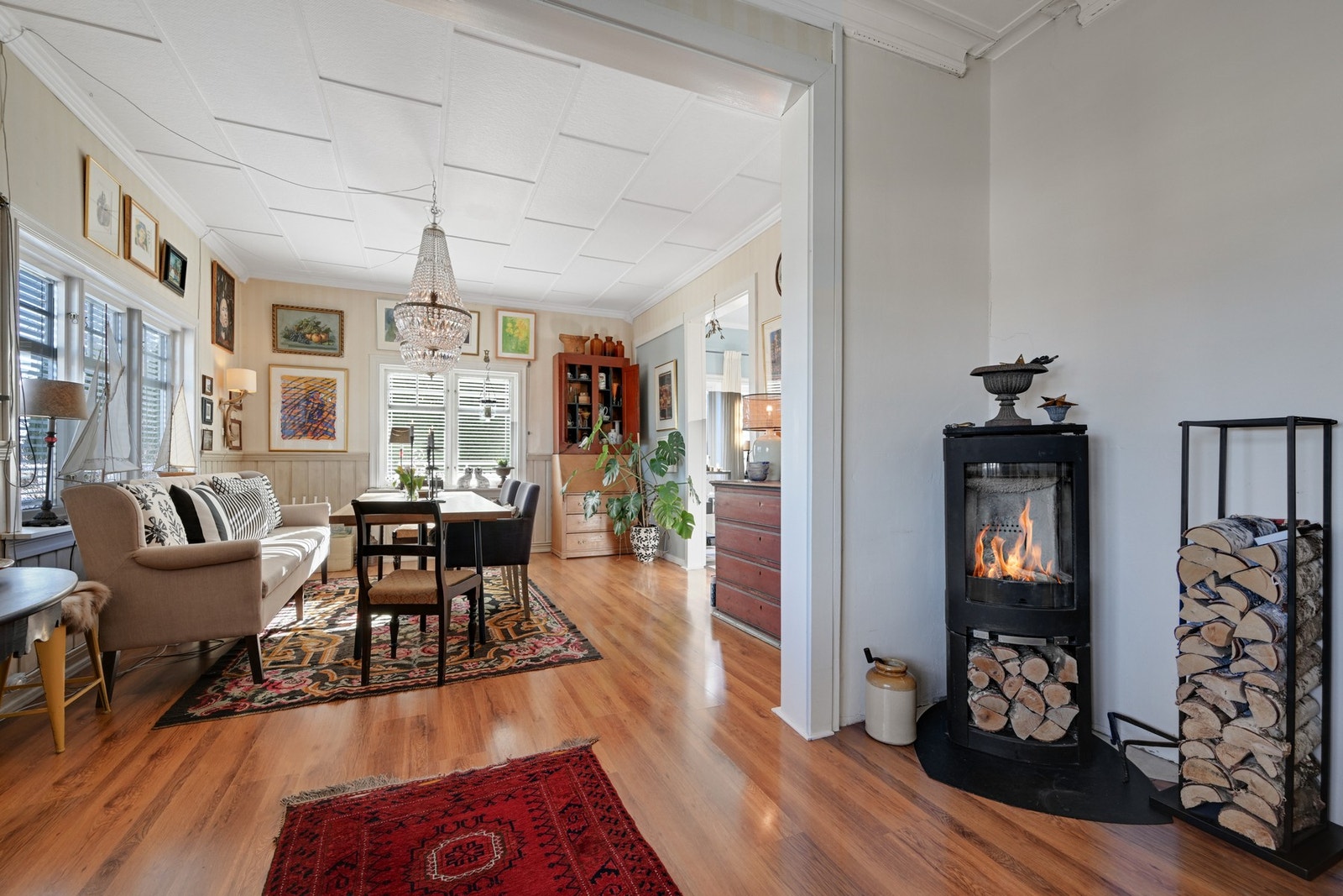 Her ser vi stue I og mot stue II som er i bruk som spisestue Galleribilde