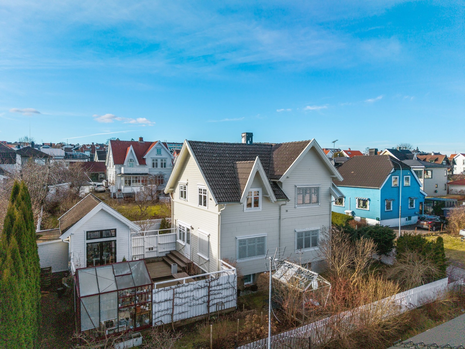 Her ser vi fasaden mot syd/øst og terrassen i "vintermodus" Galleribilde