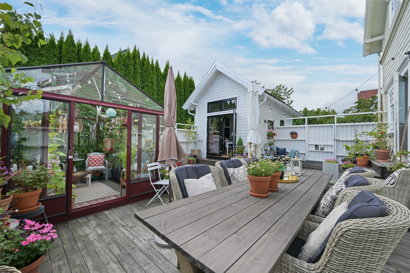 Her ser vi hagestuen og litt av den store og usjenerte terrassen Galleribilde