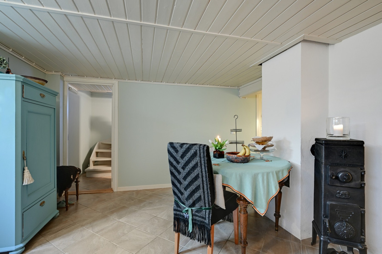 Kjellerstue - døren til venstre er inn til vaskerom/bad Galleribilde